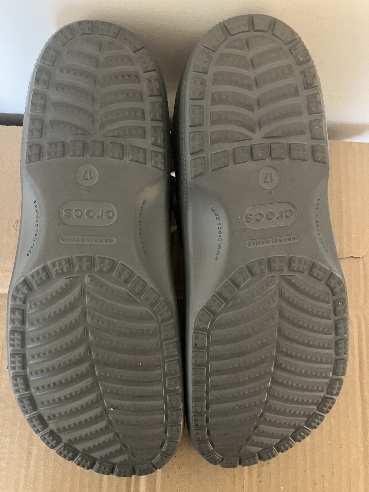 Crocs Classic Men’s US 17 Gray Clog Sandal Slip-On Synthetic Upper Logo