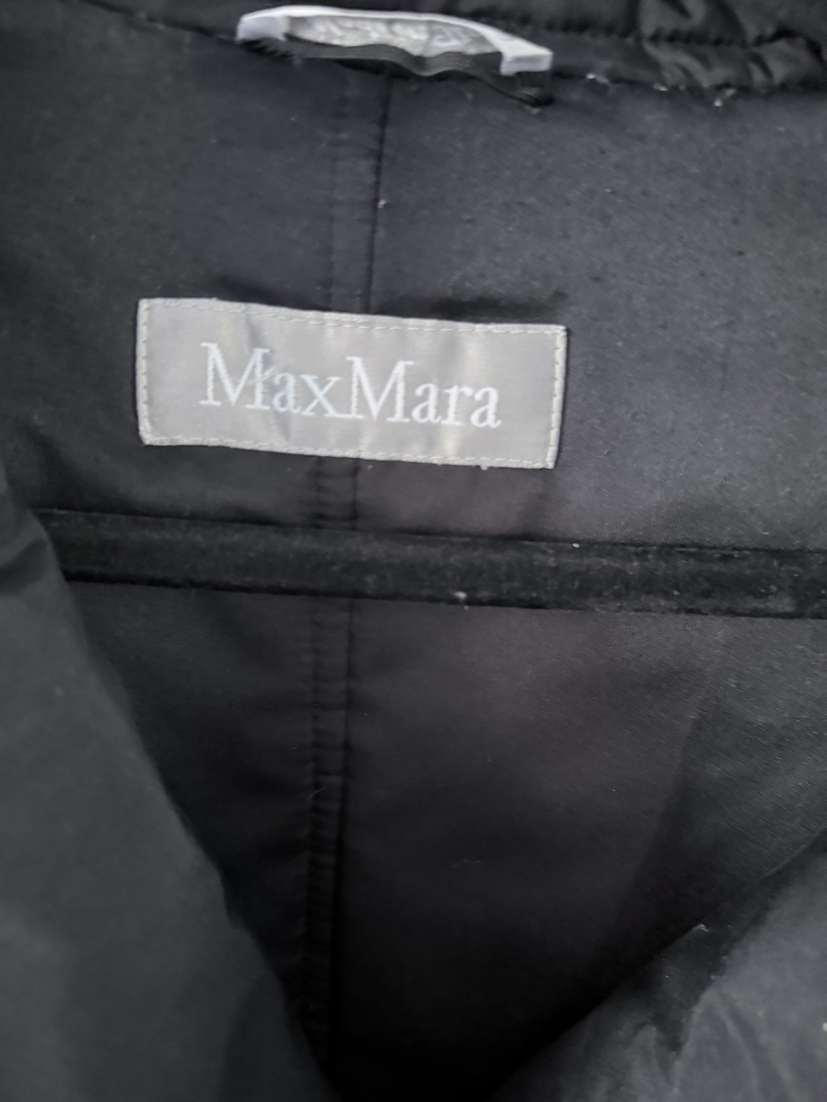 Max Mara quilted coat features a structured collar, IT42 VGC