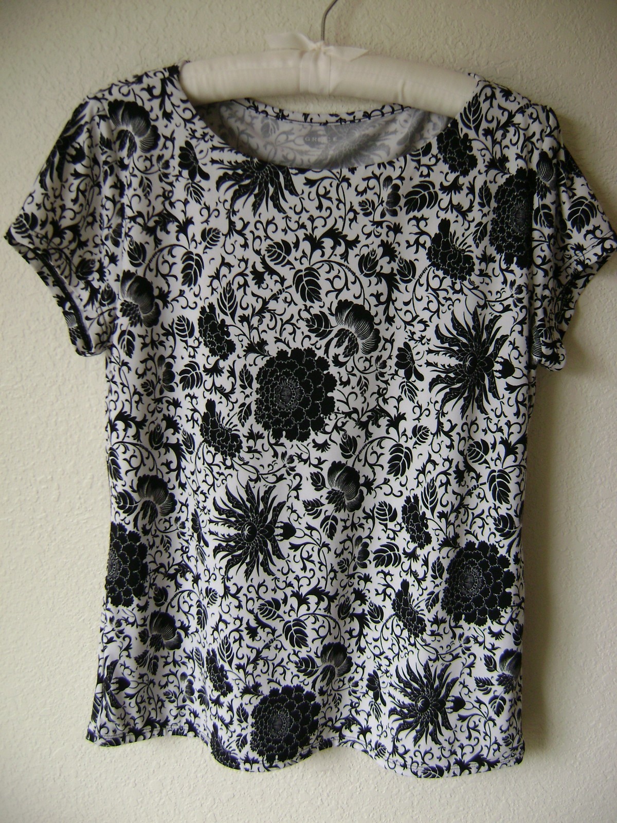 GRACE WOMEN’S PULLOVER BLOUSE L BLACK WHITE FLORAL KNIT STRETCH SHORT SLEEVE TOP