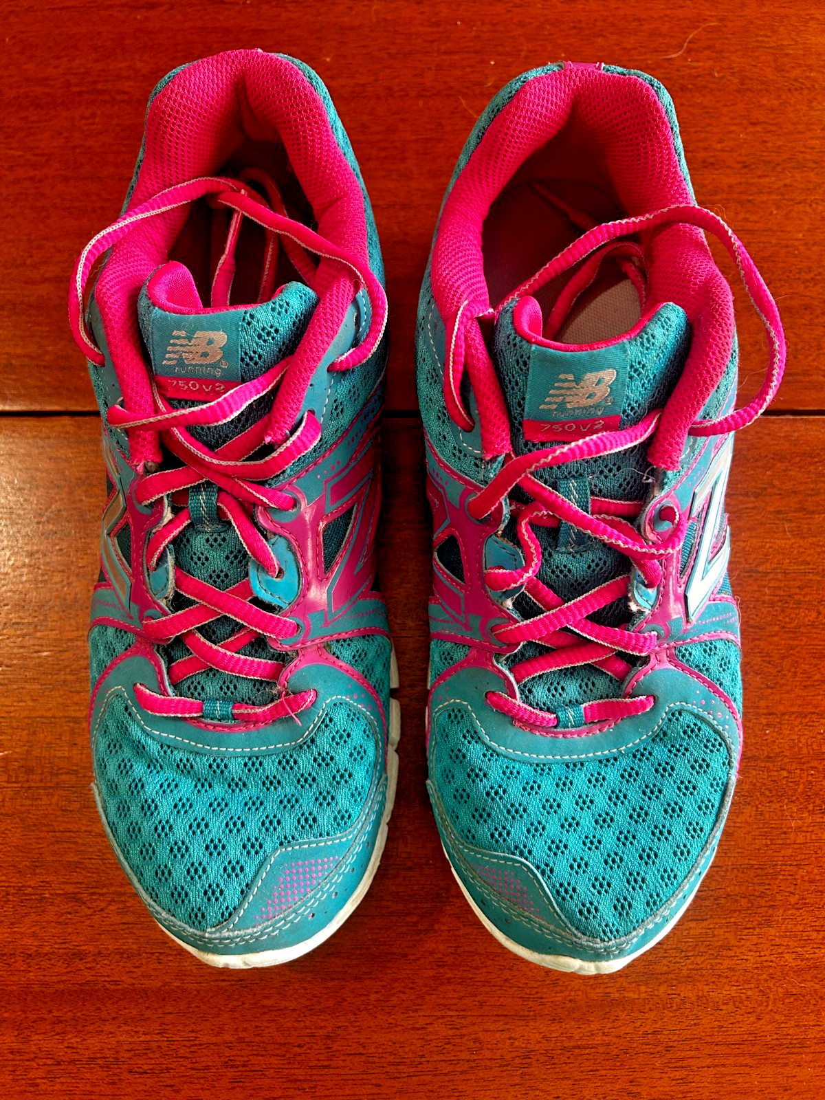 Women’s New Balance 750 V2 Size 6 – Color Teal and Hot Pink