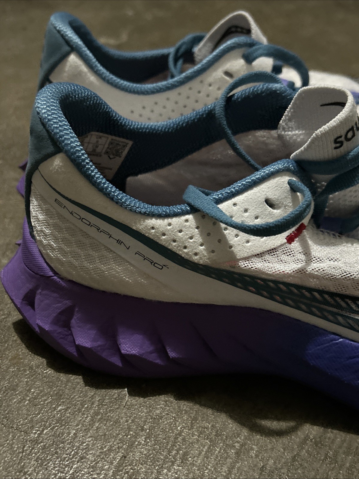 Men’s Saucony Endorphin Pro 4, White/Shadow, MENS SIZE 10 US