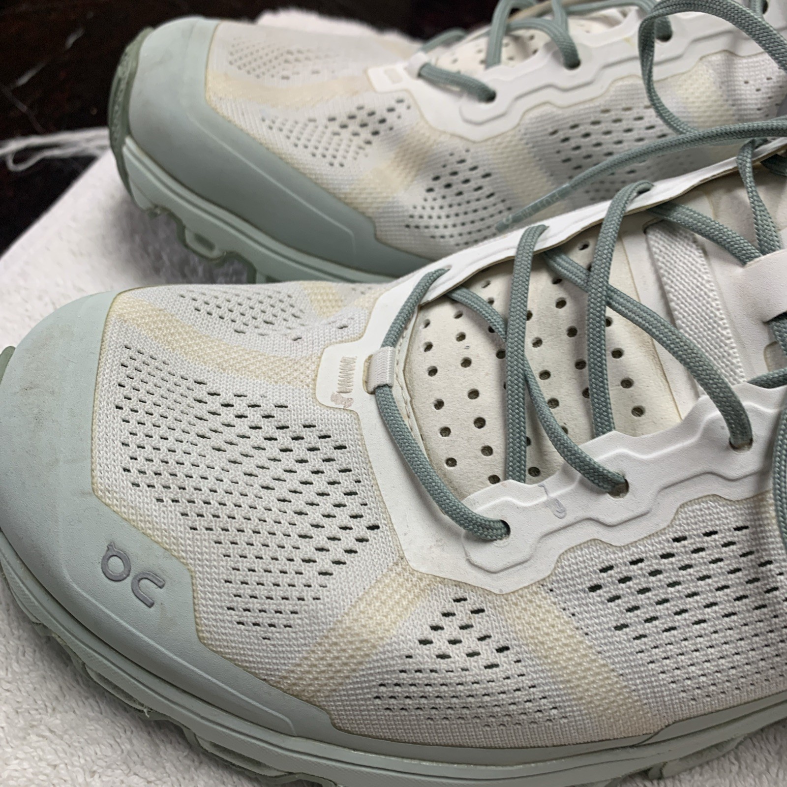 ON Running Women’s US 10.5 Cloudventure White/Moss