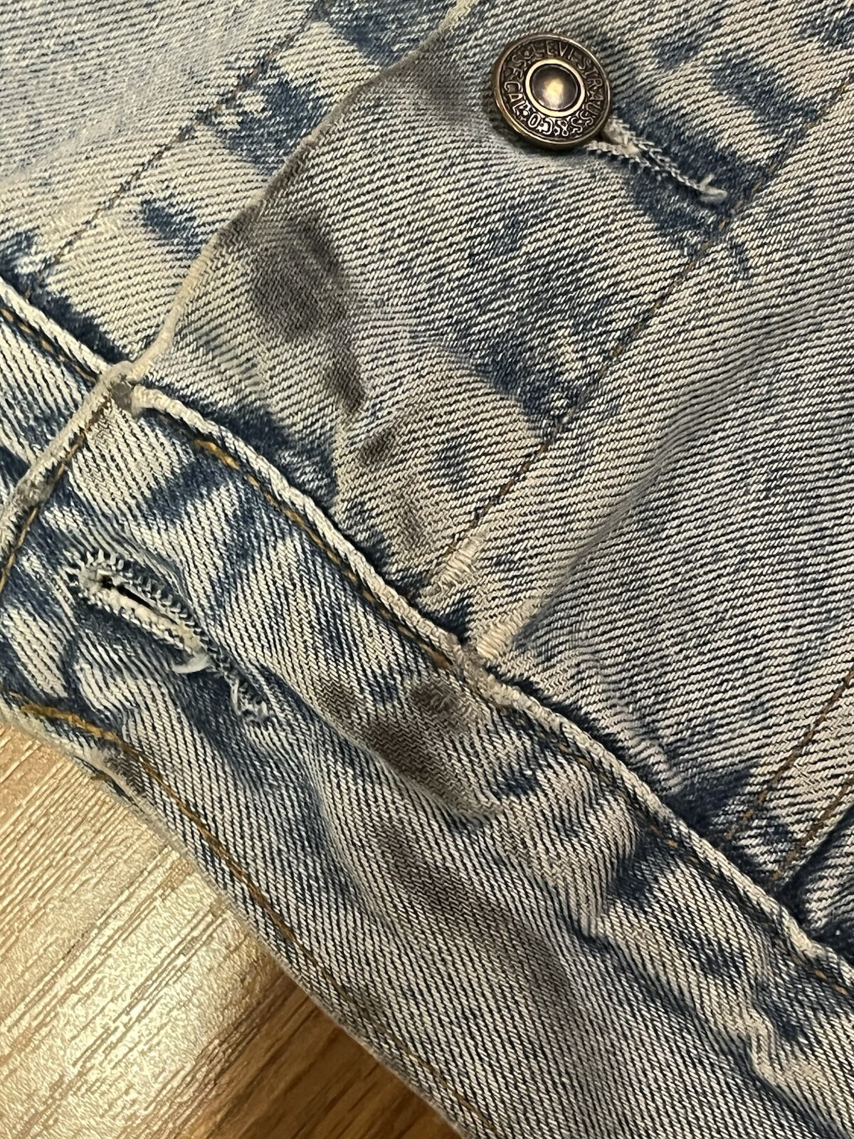vintage LEVI’S Studded SPIKES Custom Jean Jacket SZ SMALL PATCHES PEACE SIGN 🙂