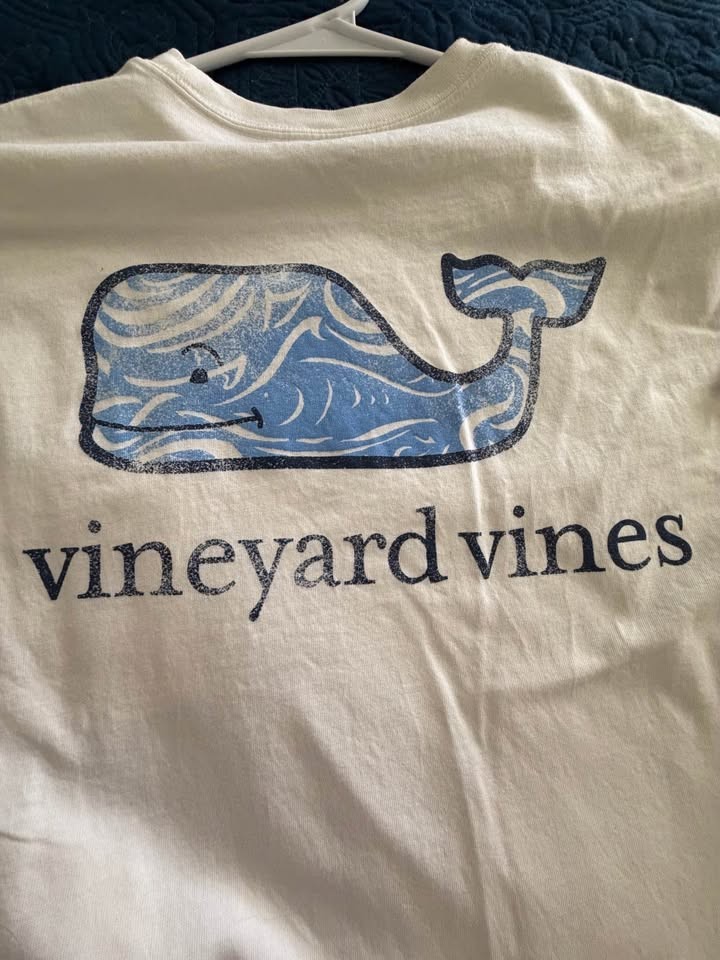 NWOT Vineyard Vines pocket tee blue whale on back size medium