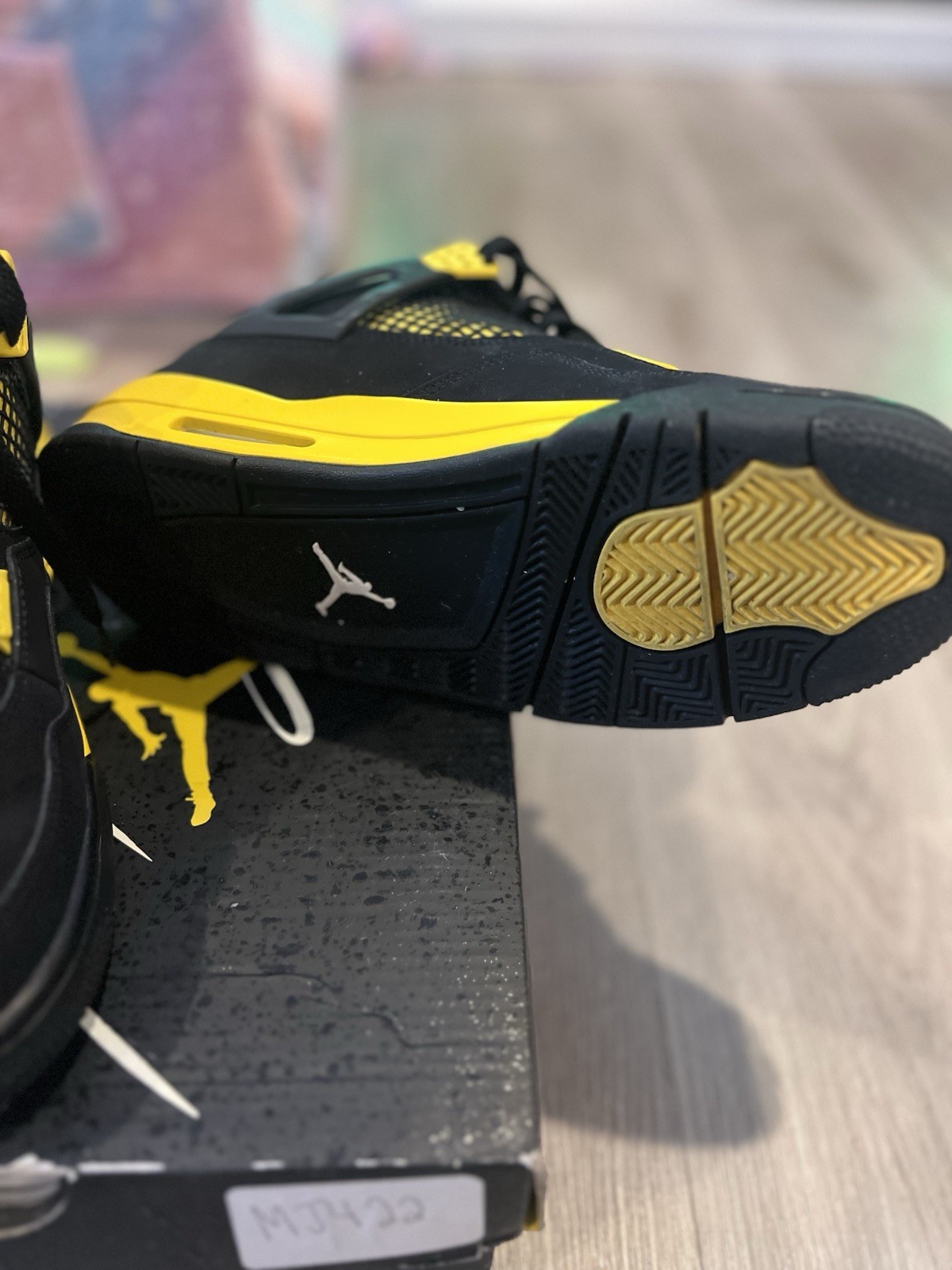 Size 9 – Jordan 4 Retro Mid Thunder