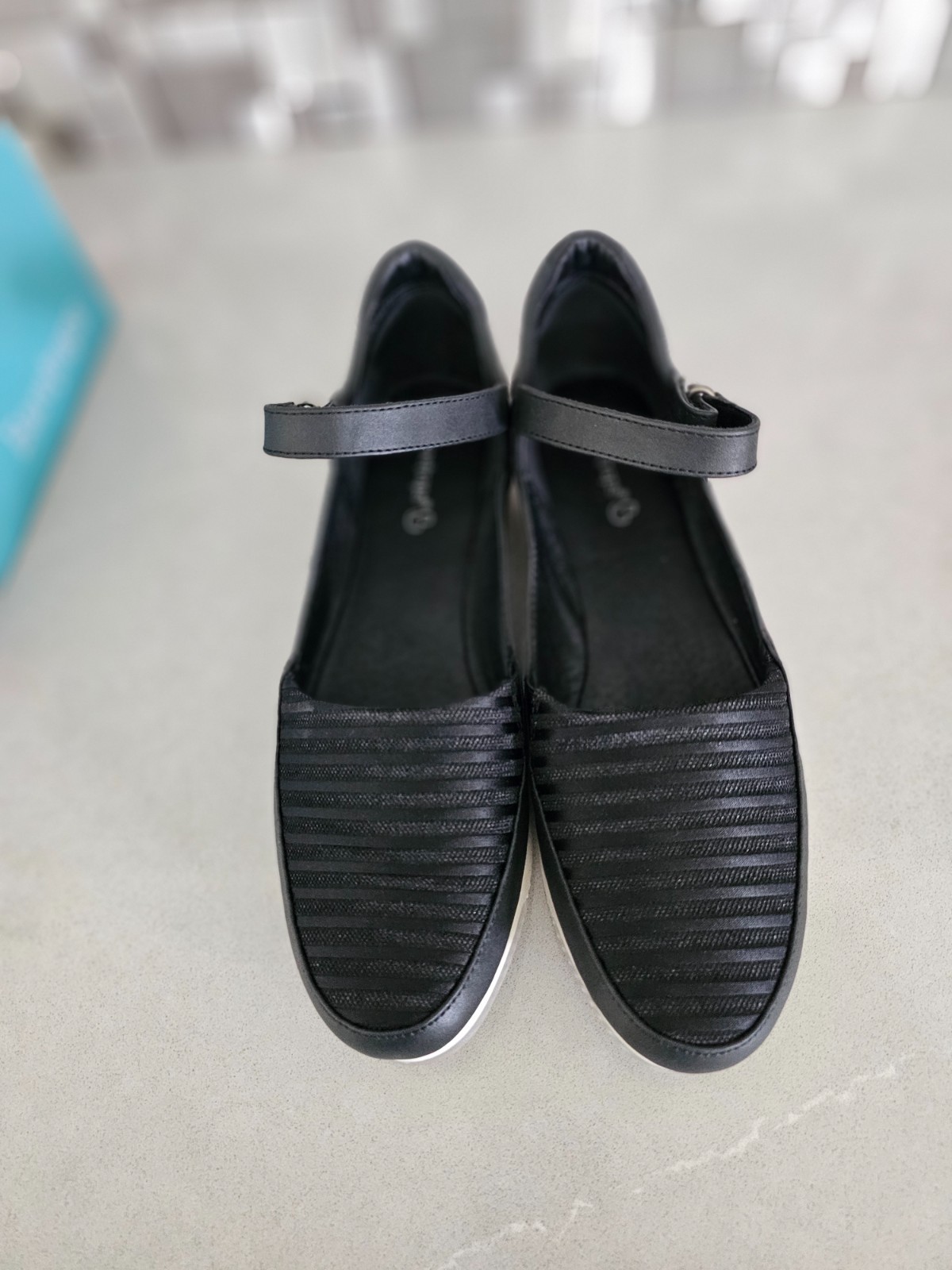 Womens baretraps size 8 black new in box