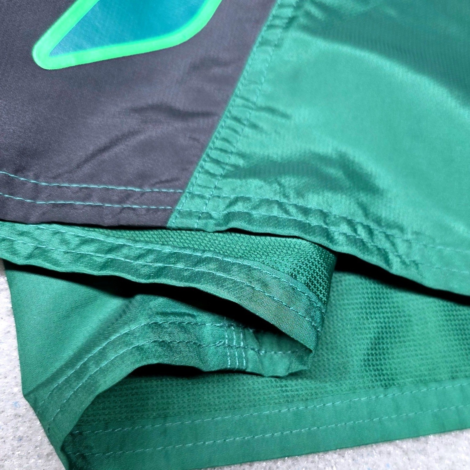 Nike Mens Green Black Graphic Mesh Lined Athletic Swim Trunks Shorts XXL Y2K