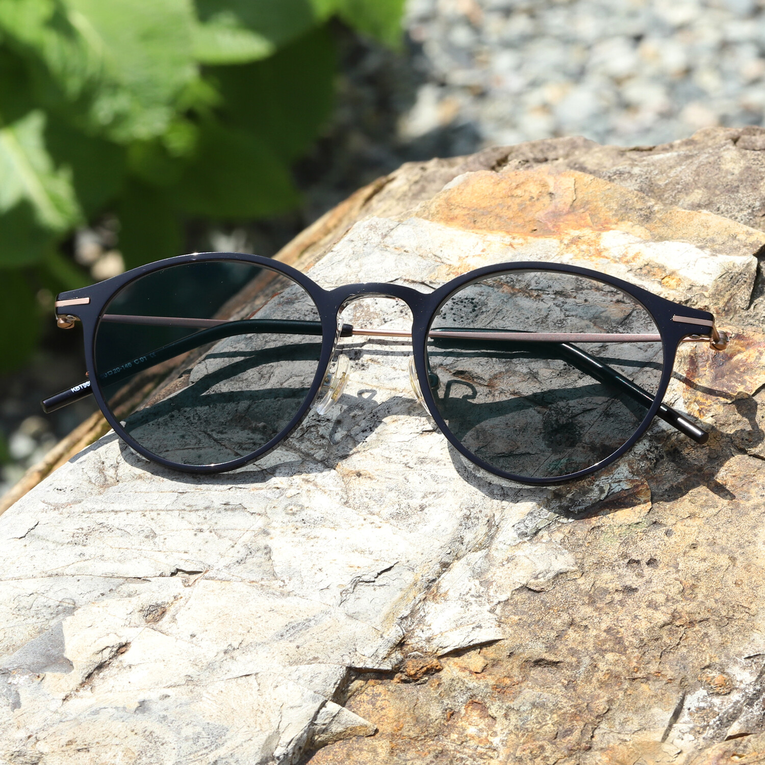 Retro β-Titanium Photochromic Grey Reading Glasses Single Vision Sunglass Reader