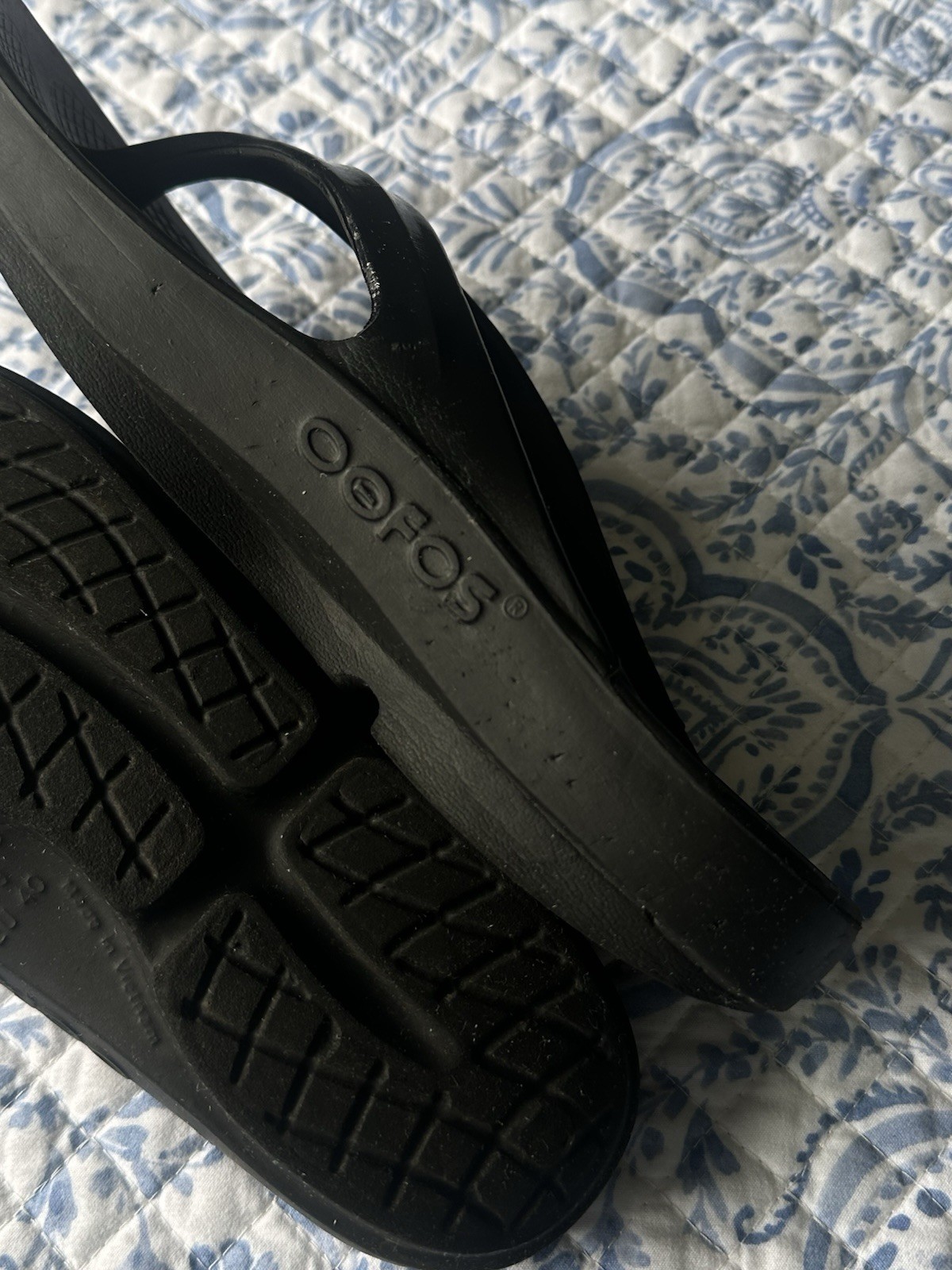 Women’s Luxe Patent Black OOFOS OOlala Thong Flip Flop Recovery Sandal Size 9