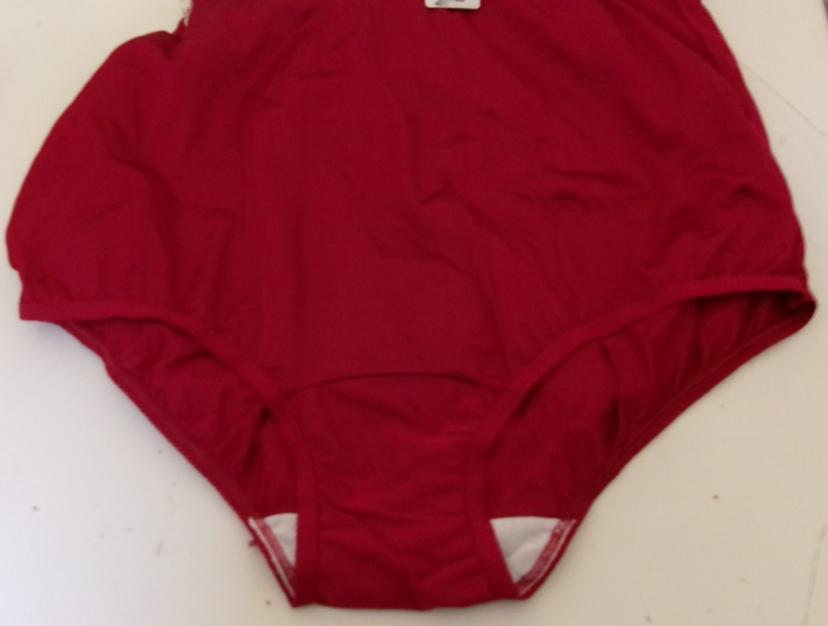 Three Vanity Fair Ravissant Brief 9 Red beige and Cream Style 15711