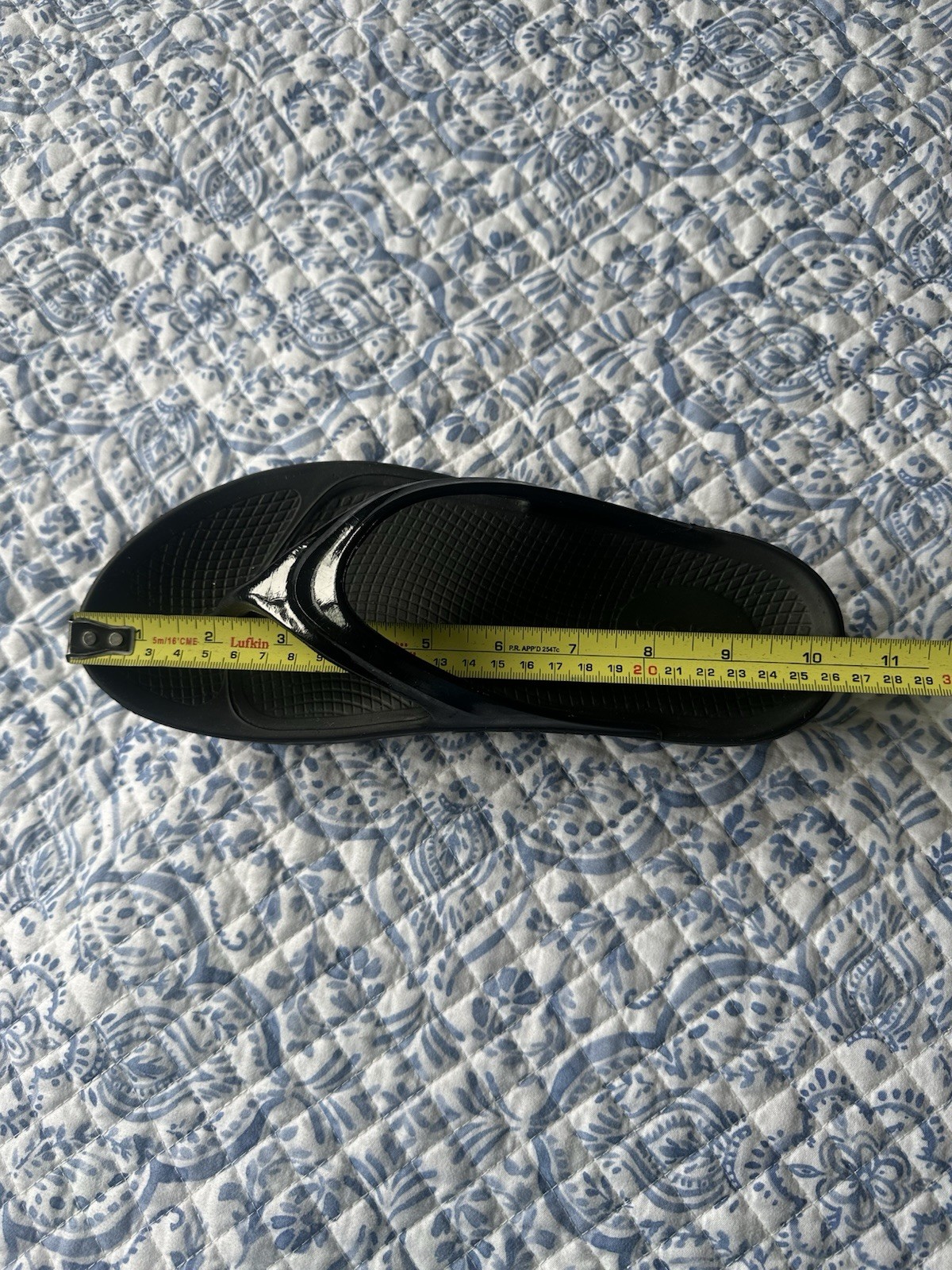 Women’s Luxe Patent Black OOFOS OOlala Thong Flip Flop Recovery Sandal Size 9
