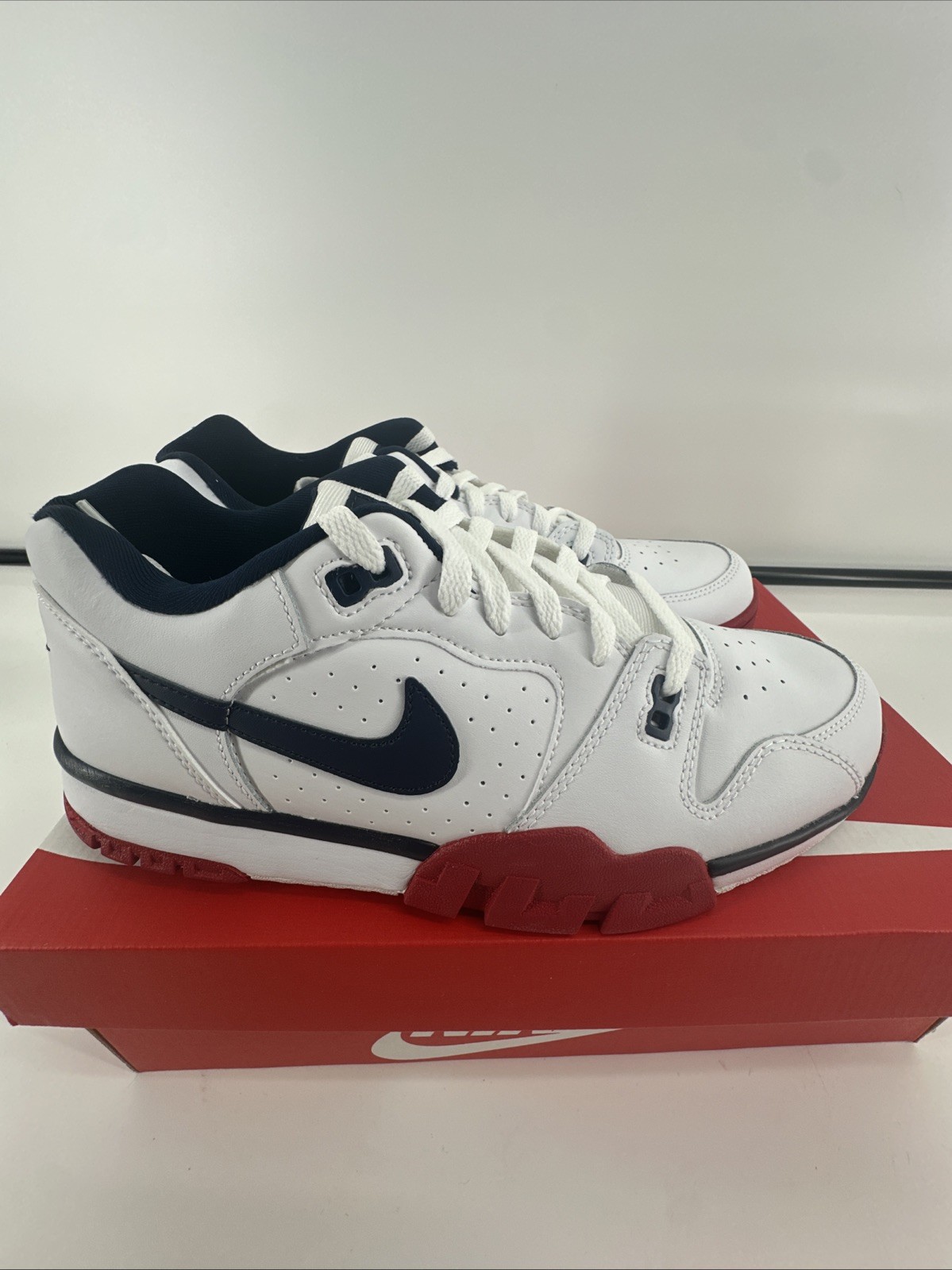 Nike Men’s Cross Trainer Low Leather Shoes White Gym Red Obsidian Size 10.5 NIB