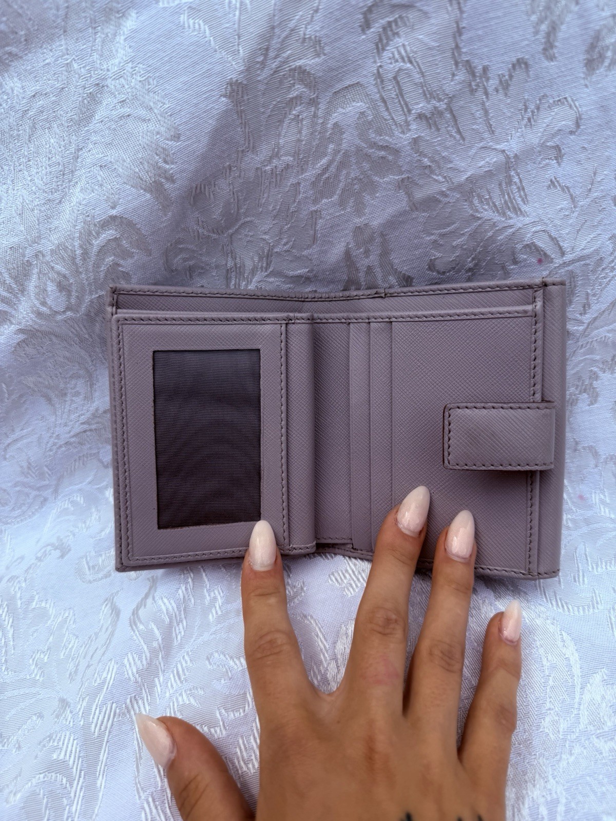 Salvatore Ferragamo Vara Bow Compact Wallet – Gray Leather