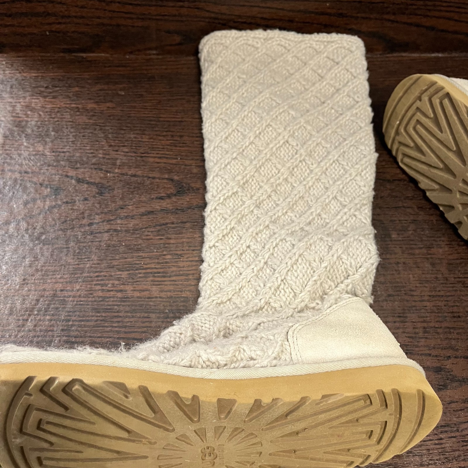 UGG Women’s Winter Boots Size 9 Oatmeal Beige 3066 Cardy Cable Knit 3 Button