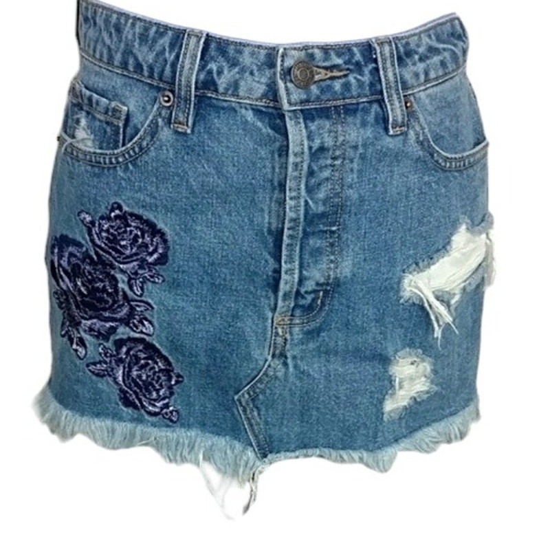 Hidden Jeans Distressed Fringe Hem Embroidered Flower Denim Skirt Small NWOT