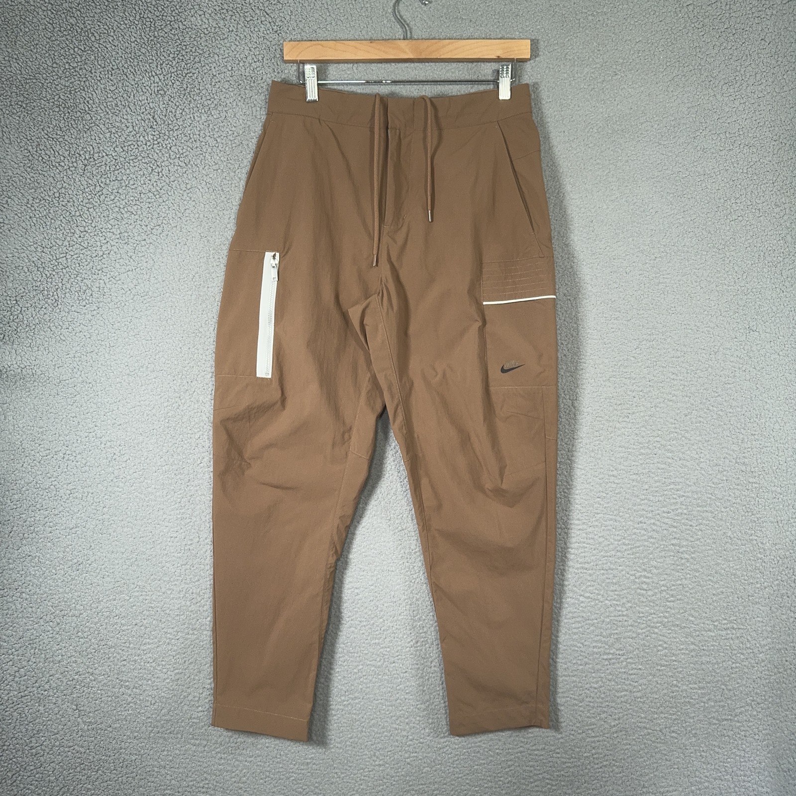 Nike Utility Cargo Pants Mens 28 Woven sneaker Sportswear Essentials Tech DM6681