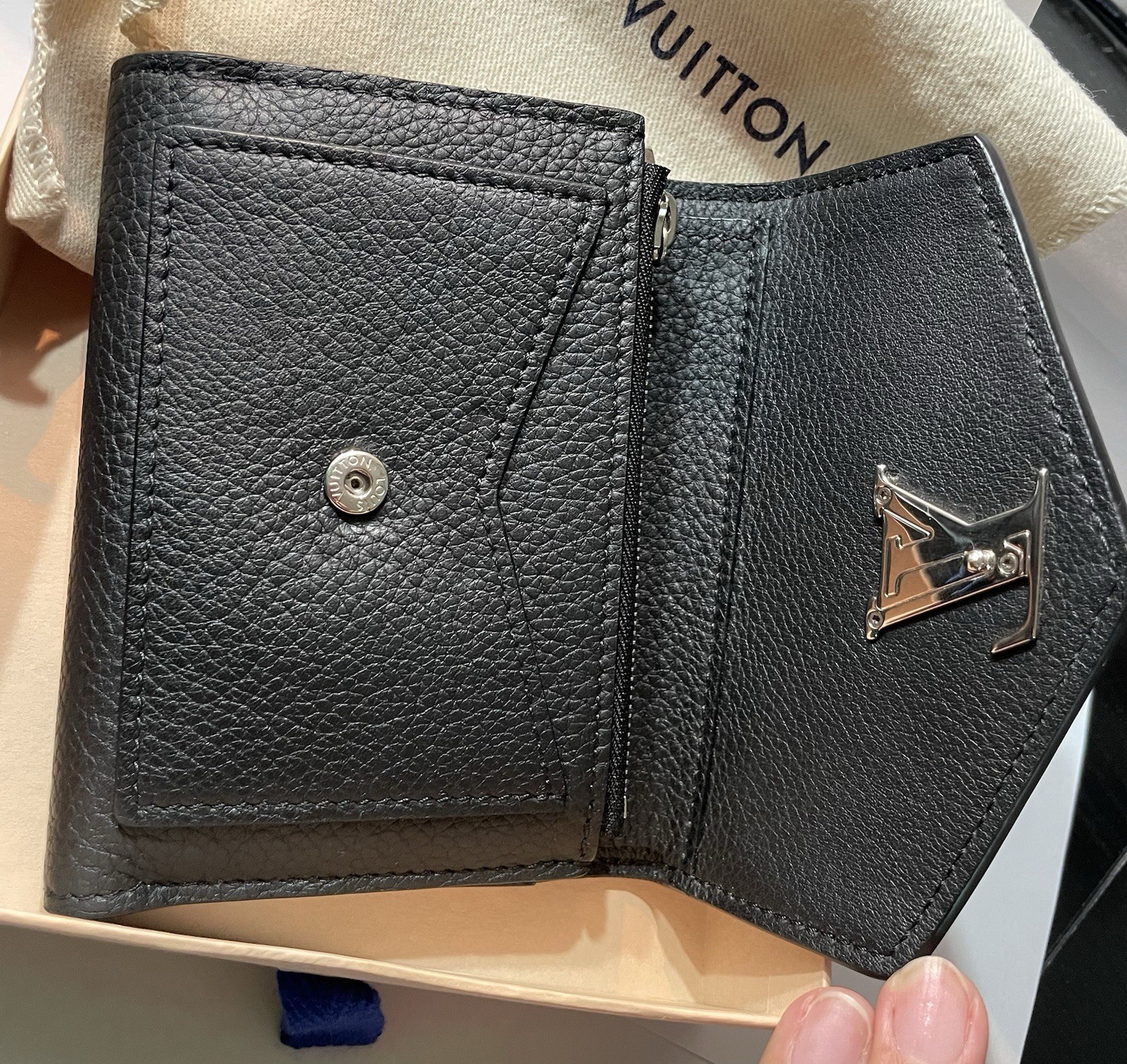 Louis Vuitton Women’s Black Trifold Wallet LV Logo Zip Pocket Credit Card