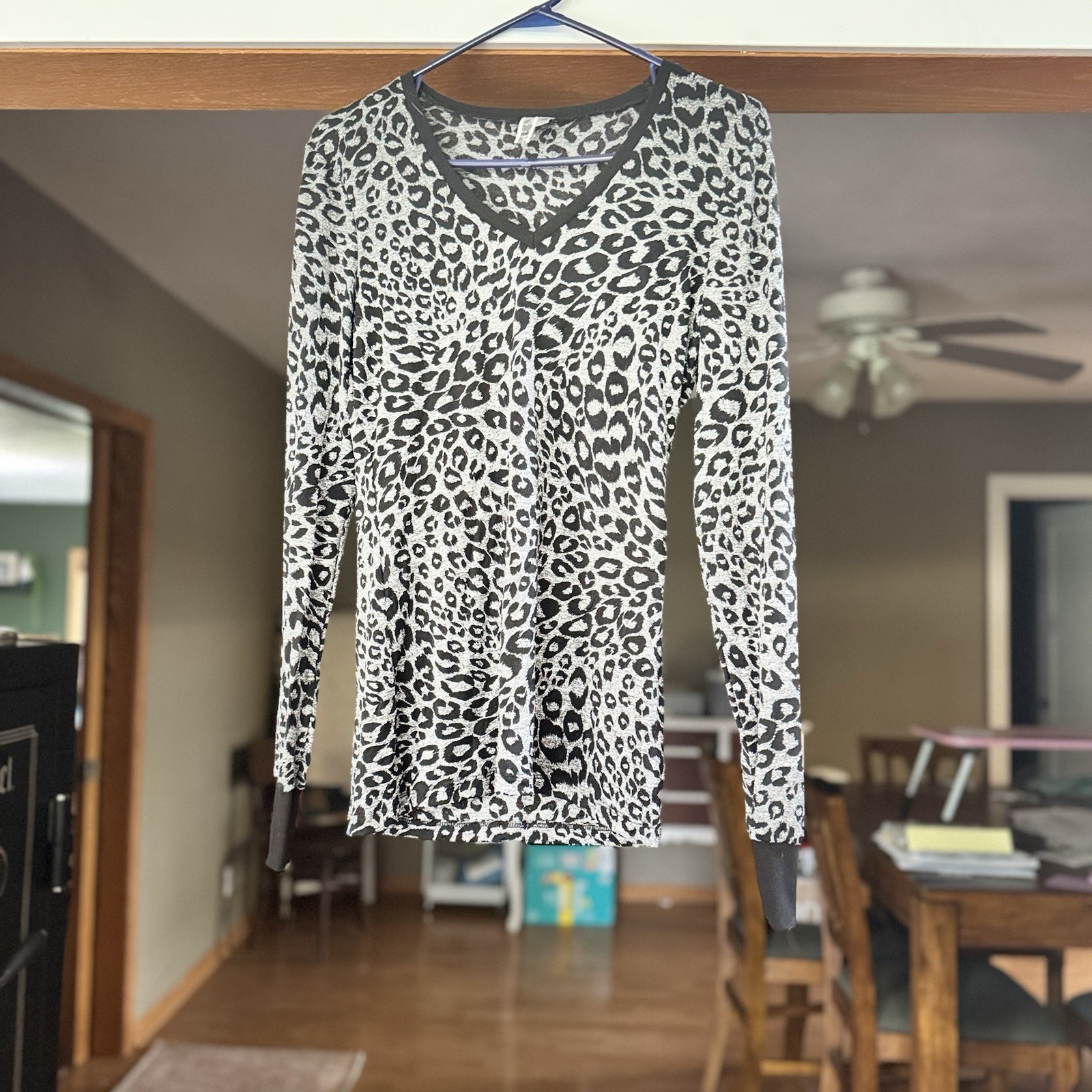 BKE Women’s Black/White Leopard Animal Print V-Neck Long Sleeve Knit Tee L