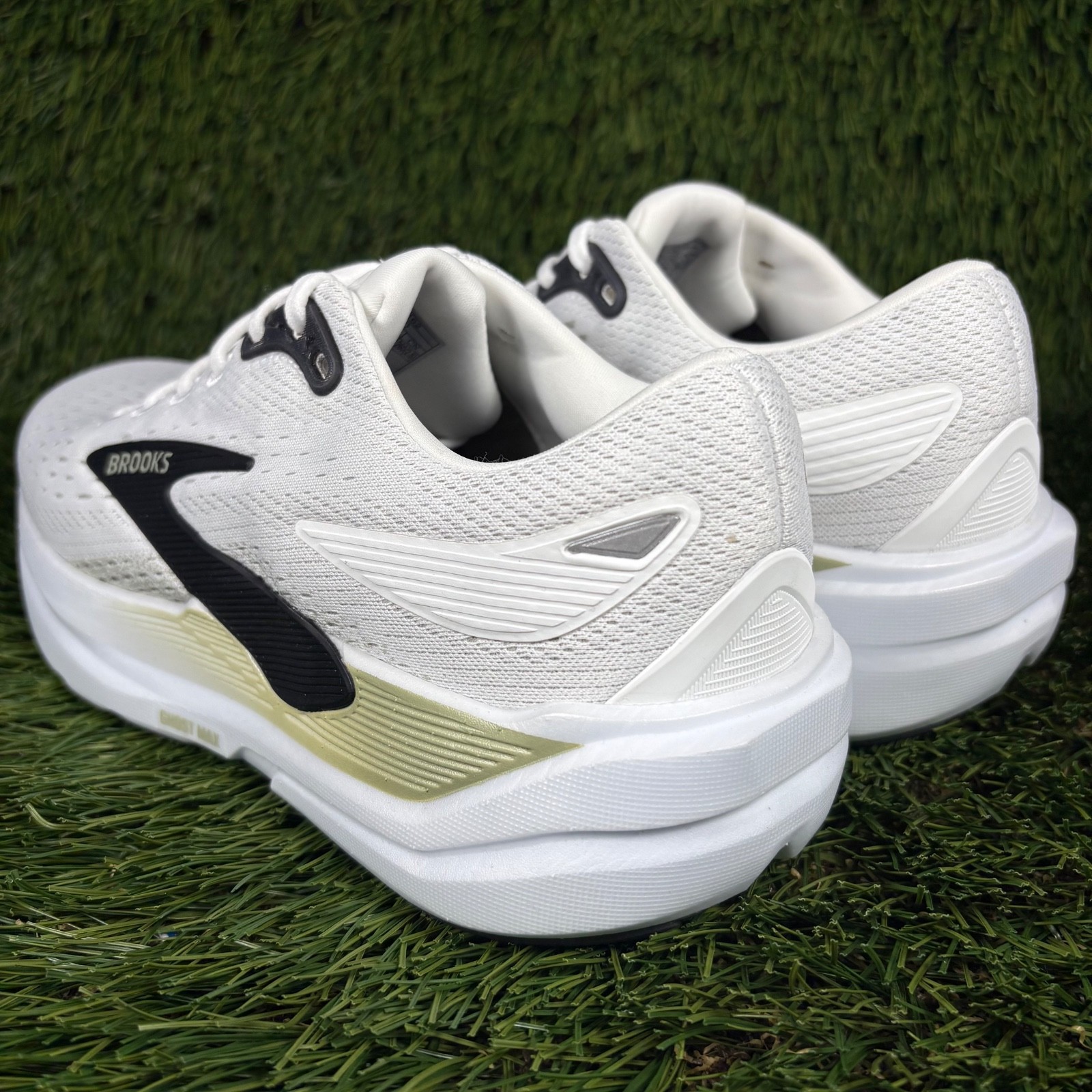 Brooks Ghost Max 3 Men’s size 8 Medium / D Running Shoe White Black Walk Sneaker
