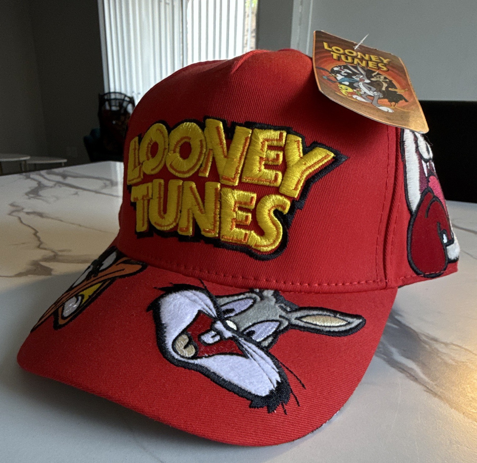 Warner Bros. Gorra Baseball Roja Ajustable Looney Tunes Personajes Bordados