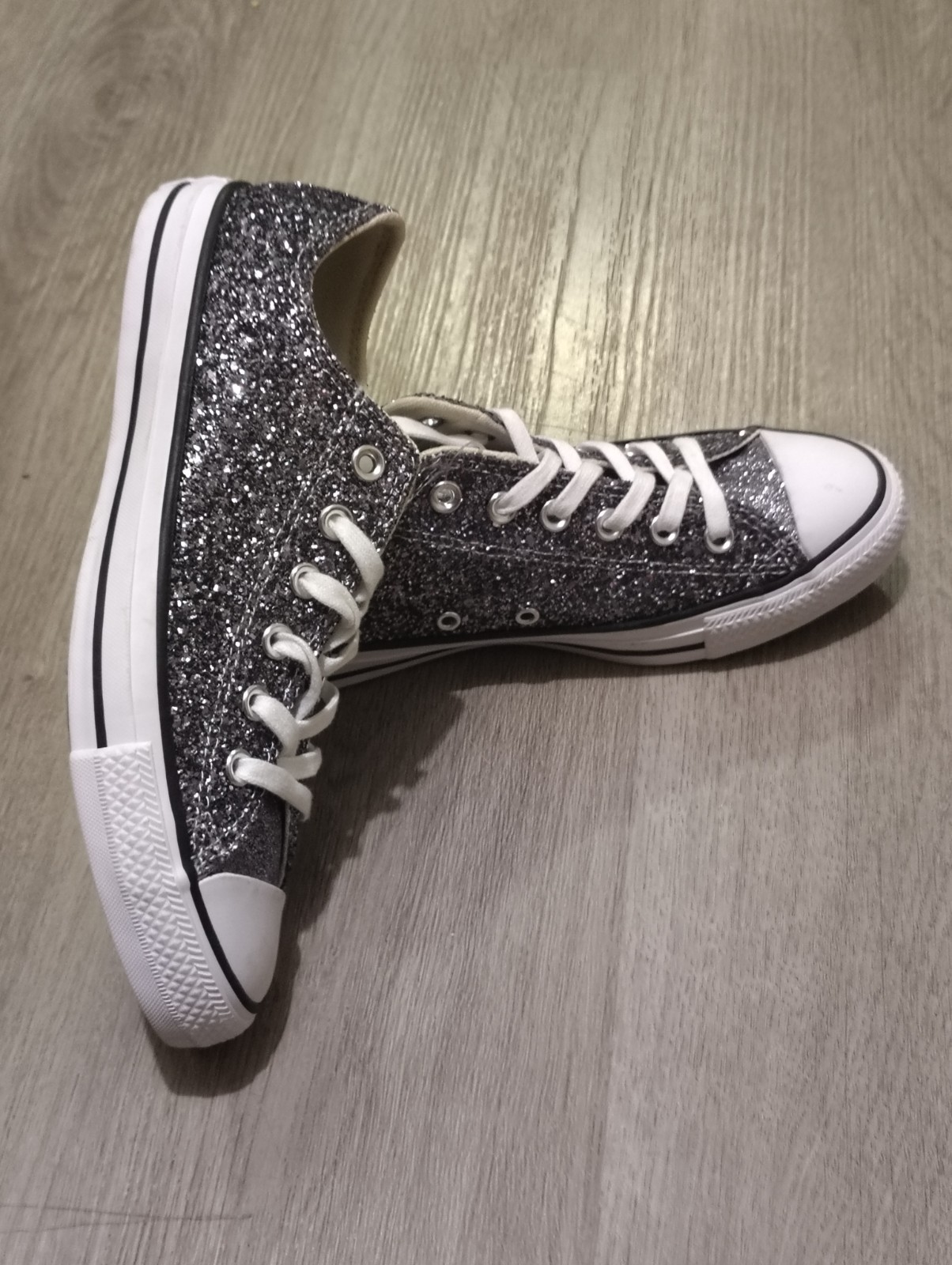 Converse Chuck Taylor All Star Low Top Lace-Up Silver Glitter Sneaker White