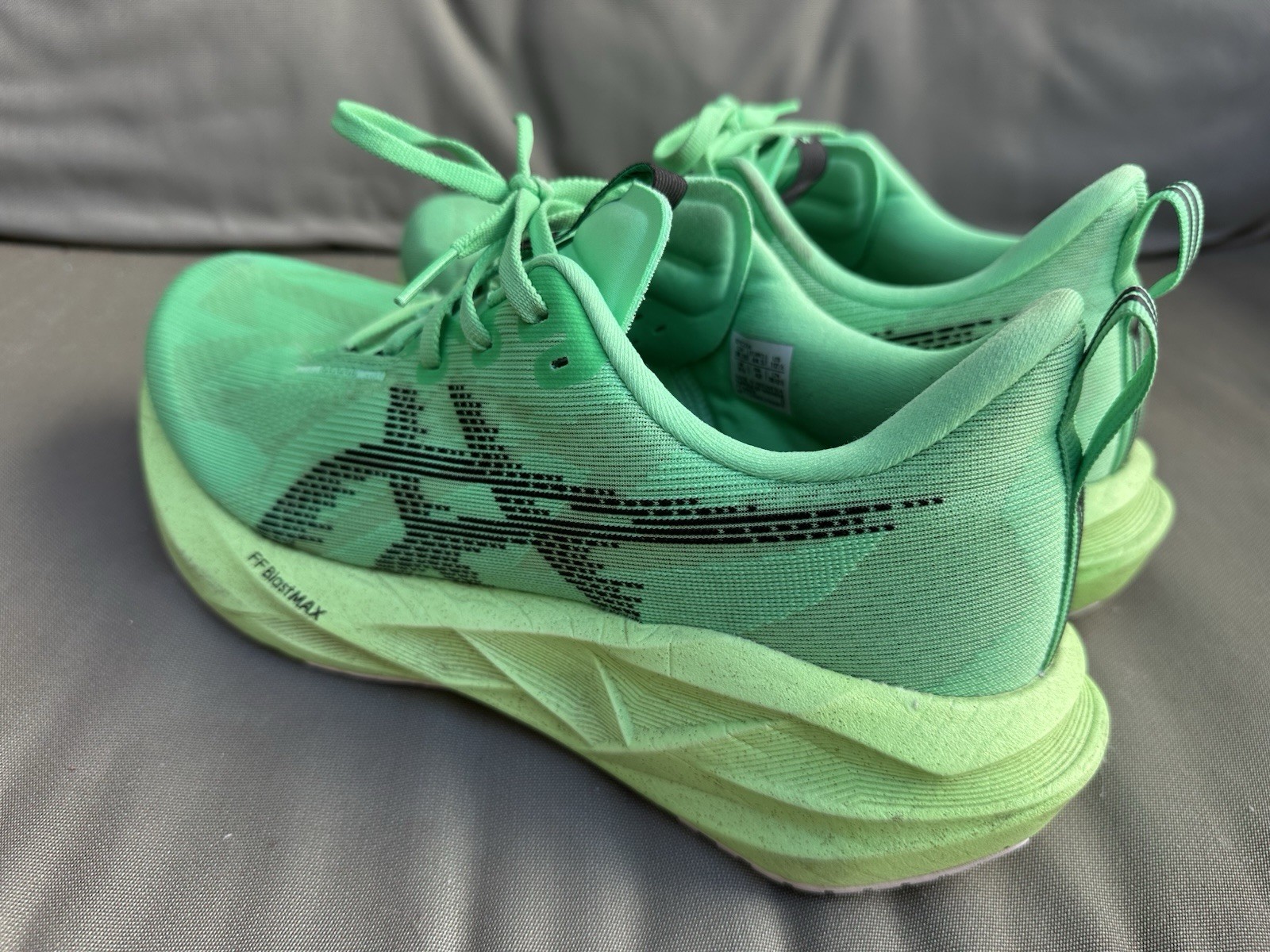 Men’s ASICS Novablast 5 Athletic Running Shoes NBY – Vital Green – Size 10.5
