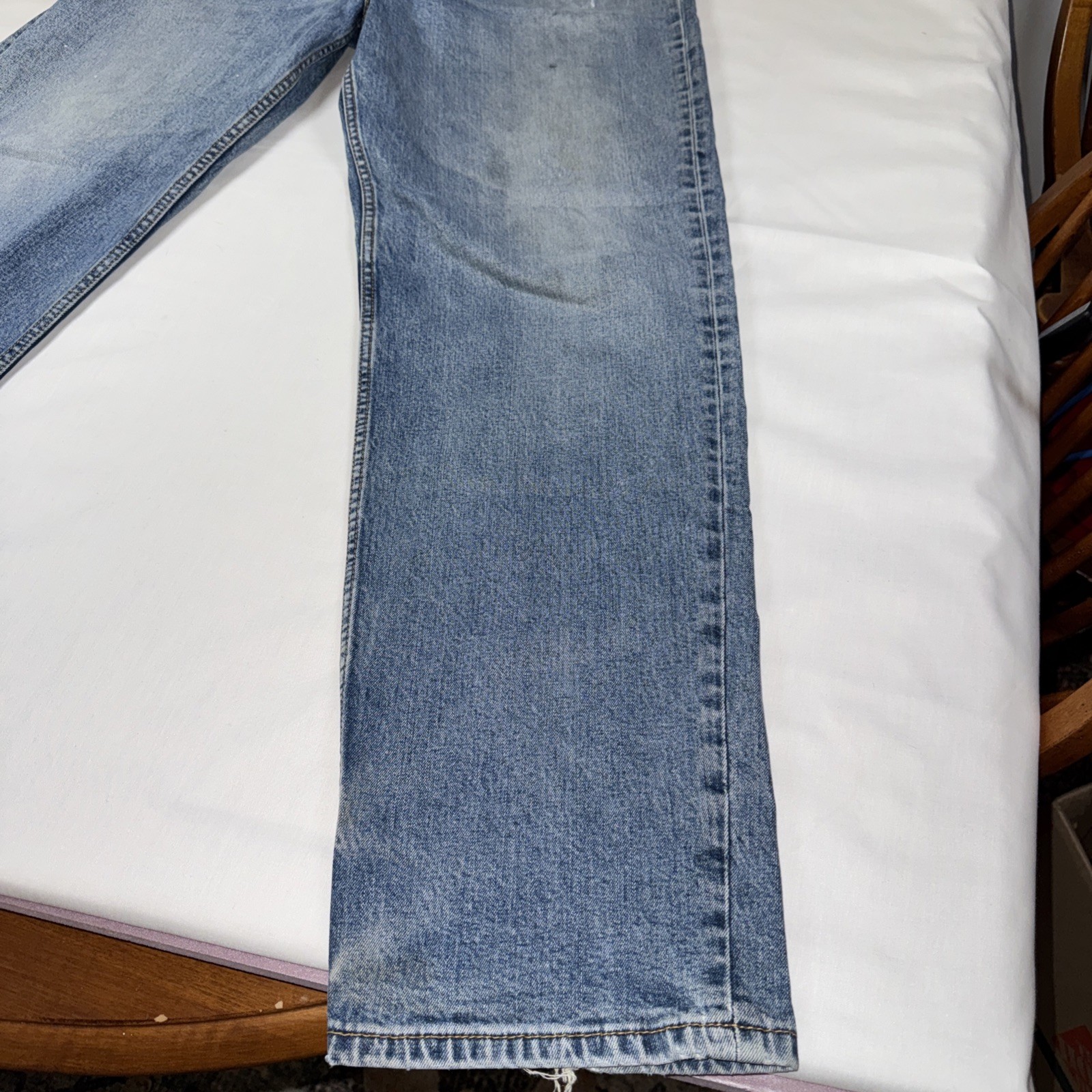 Levi’s 550 Men’s Relaxed Fit Jeans – Stonewash Blue Size 38×34 Thrashed