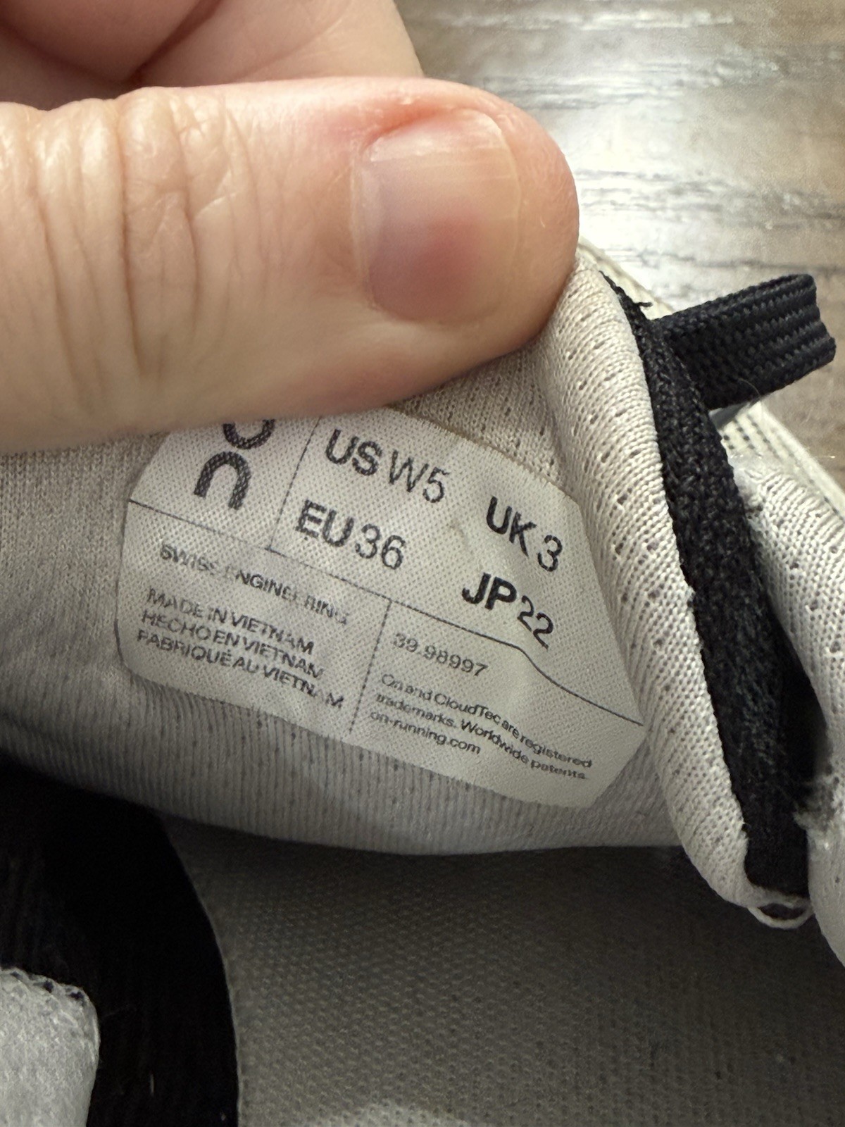 On Cloud Cloudstratus White Black Sage Green Running Shoes Sneaker Womens 5 READ