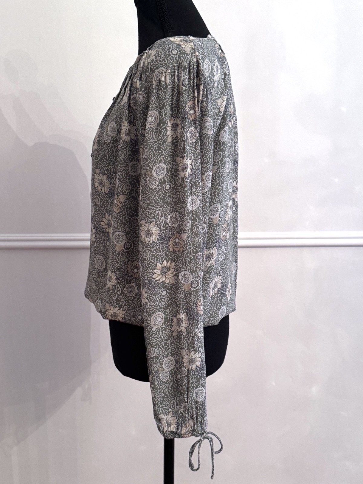 Lucky Brand Small Gray Floral Peasant Blouse 100% Viscose Tie Cuff Long Sleeve