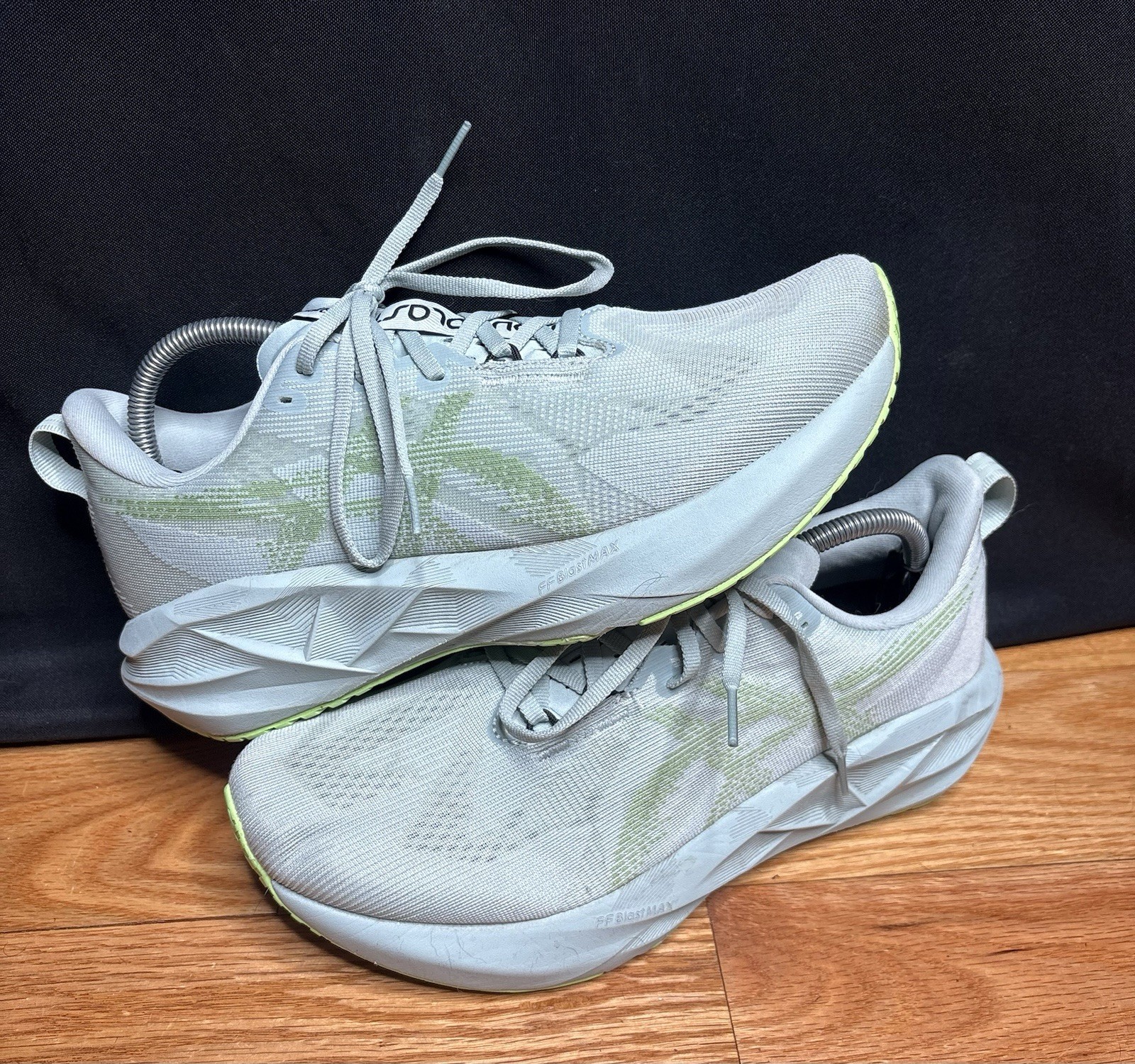 Men’s Asics Novablast 5 Cold Moss Light Orange 9.5 D Medium Running Sneakers