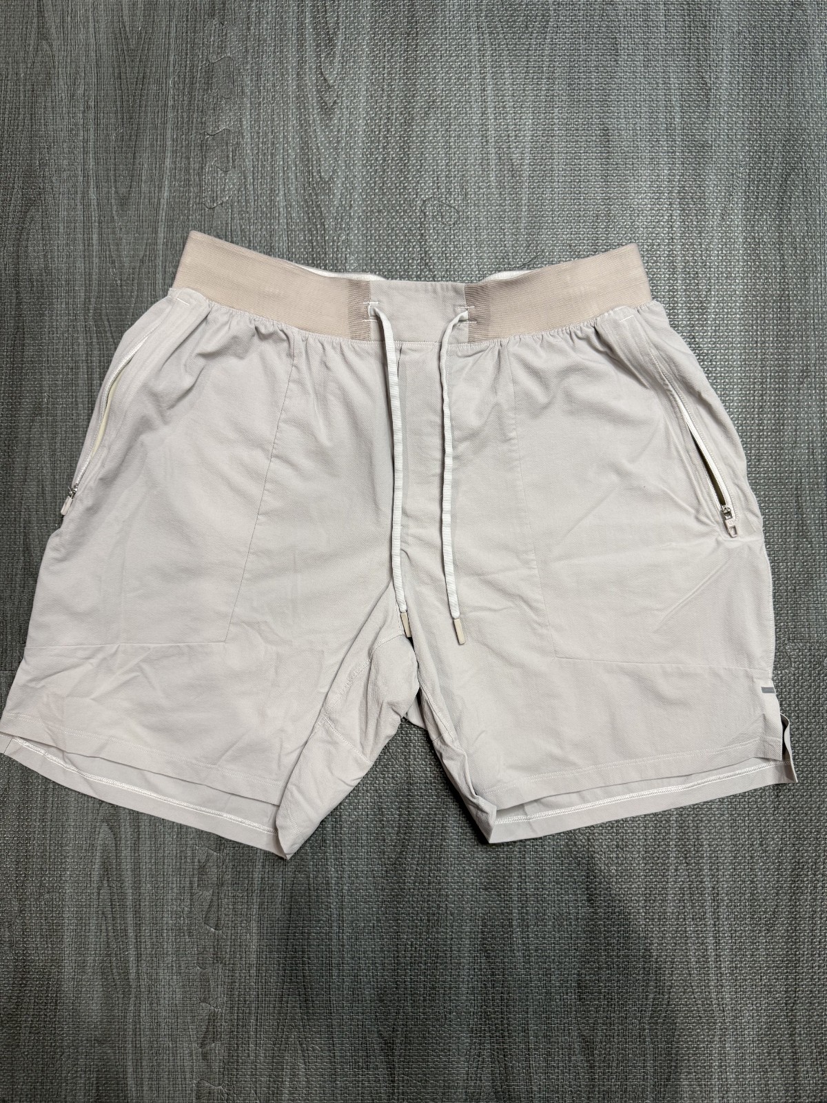 EUC – Lululemon Mens License to Train Shorts *Size MEDIUM* *Vapor Graphic*