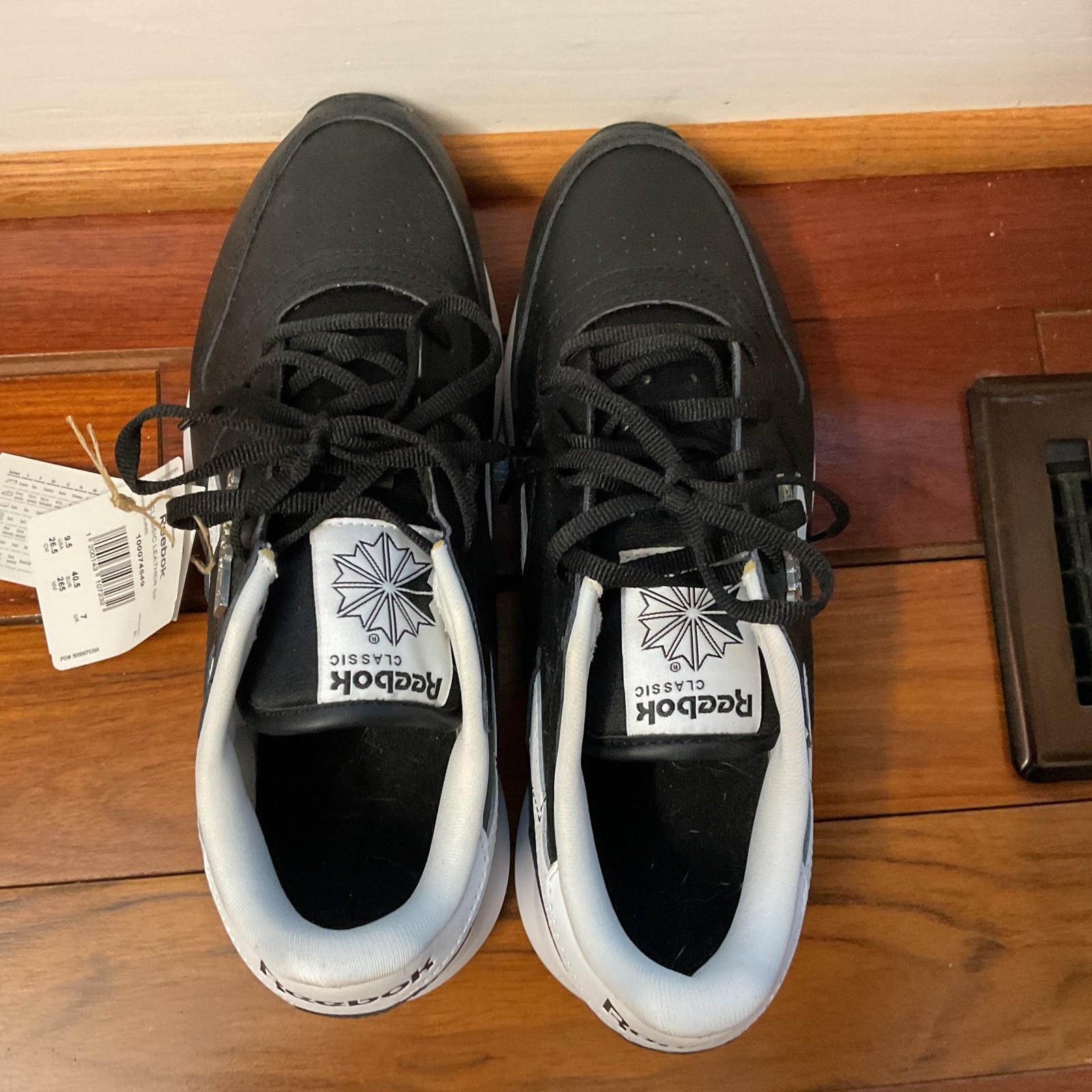 Reebok Classic Leather Black And White Men Shoes Size 9.5