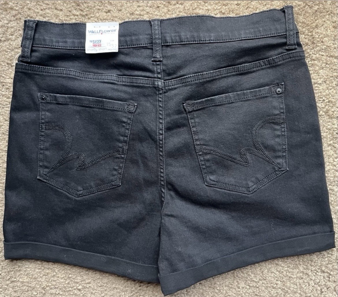 WallFlower Sassy High Rise Black Denim Shorts Stretch Size 15/32 NWT Summer