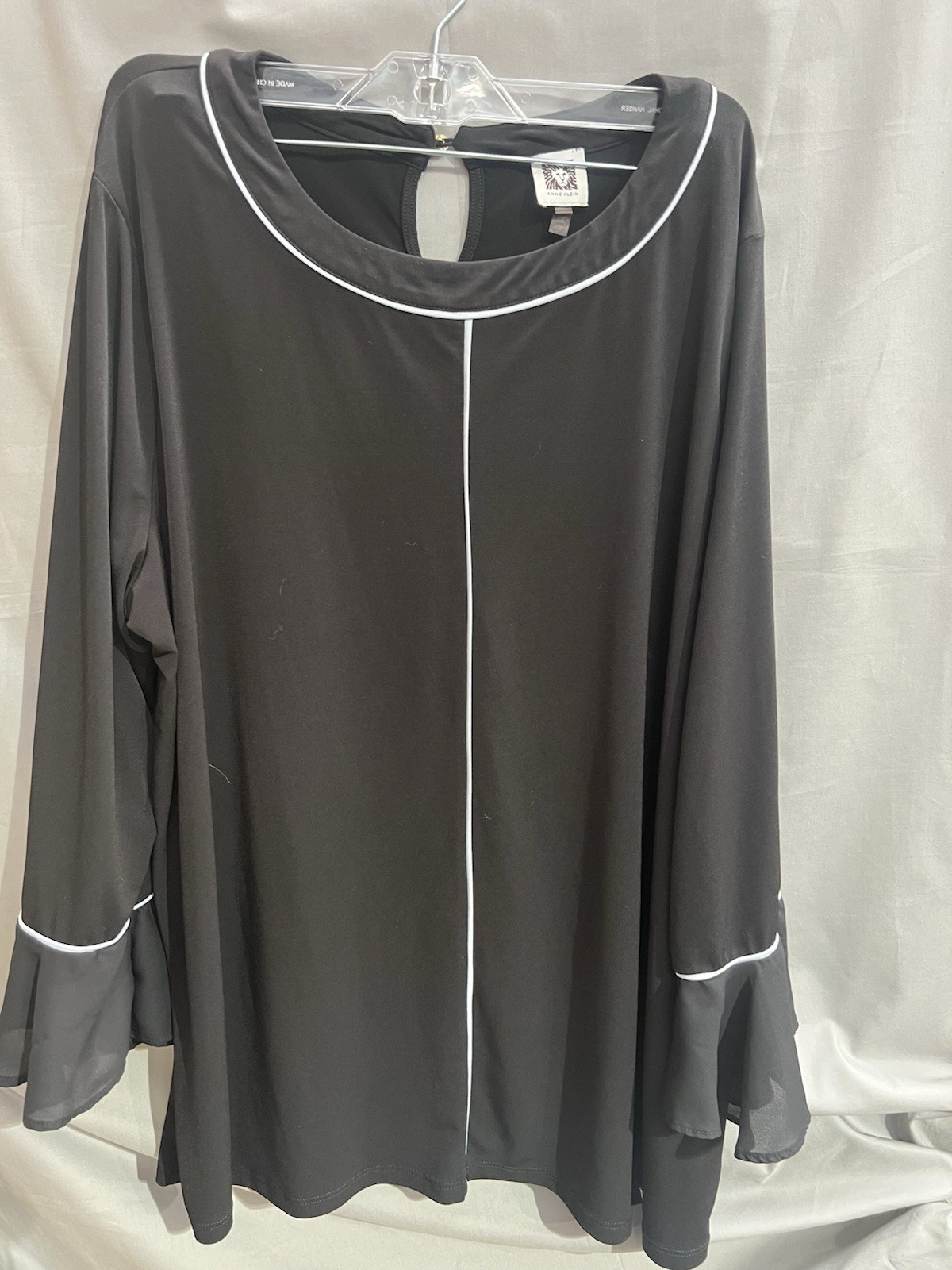 Anne Klein Black Blouse Plus Size 1X White Piping Pleat Neck Bell Sleeve TG2391