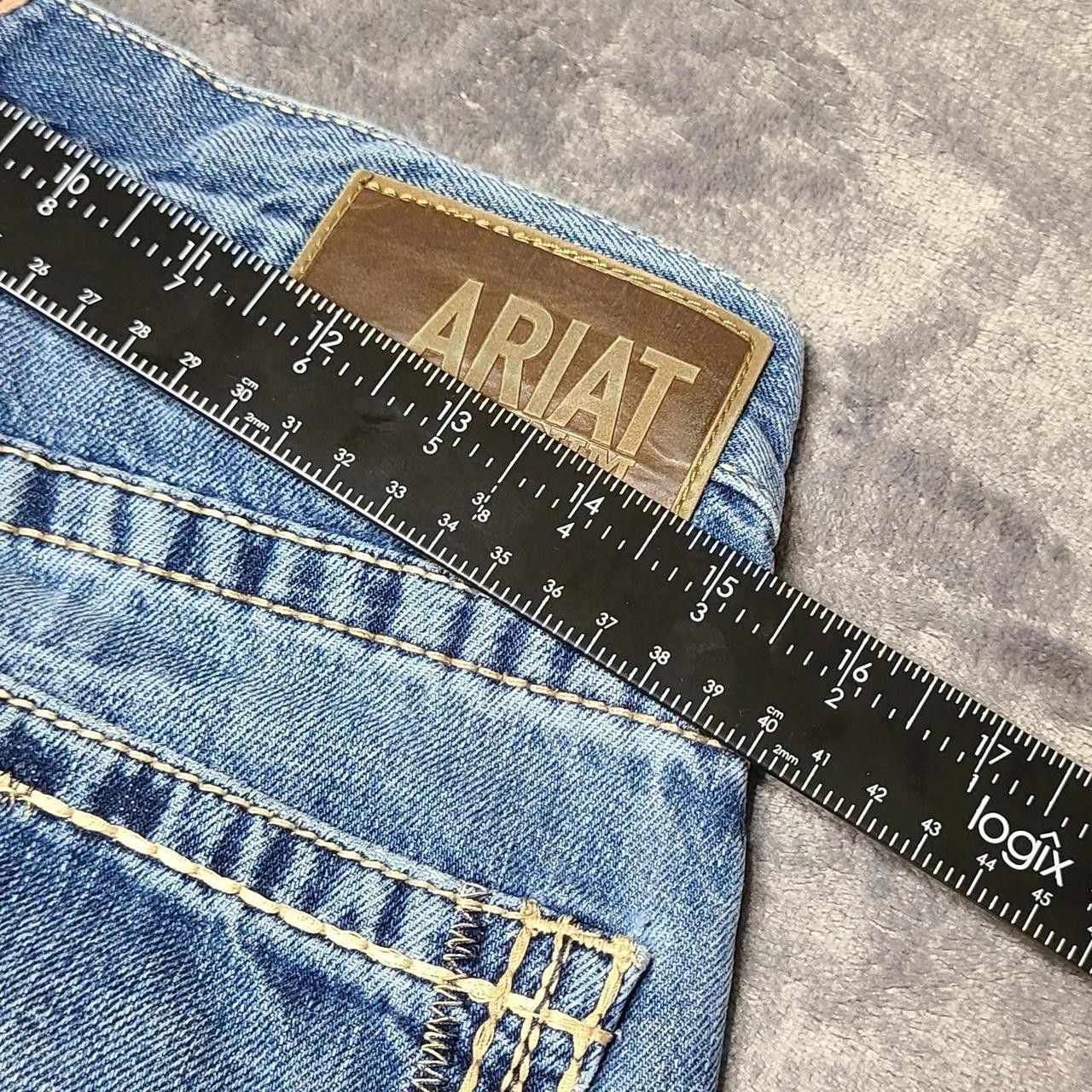 Ariat Men’s Straight Leg Regular Fit medium Wash Blue Denim Jeans 5-Pocket