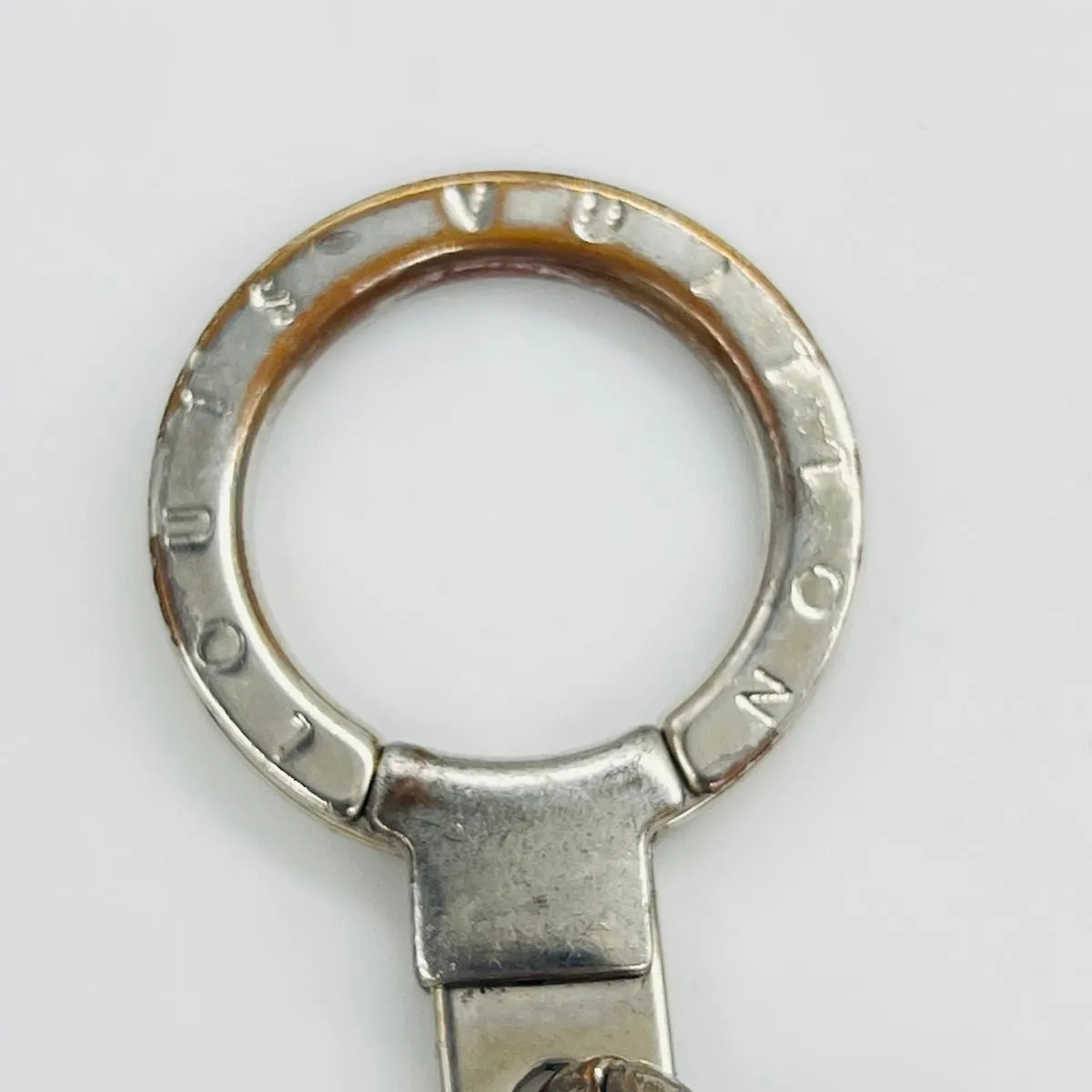 LOUIS VUITTON Portefeuille Chaine V Square Charm Wallet Chain M61994