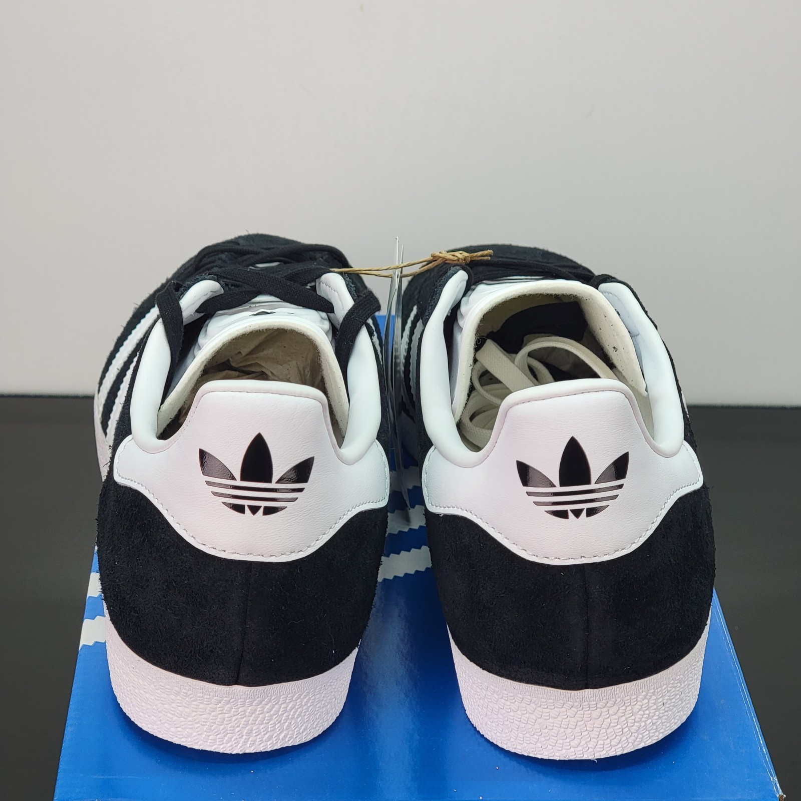 Adidas Gazelle Men’s Size 10 Shoes Black White Athletic Casual Sneakers