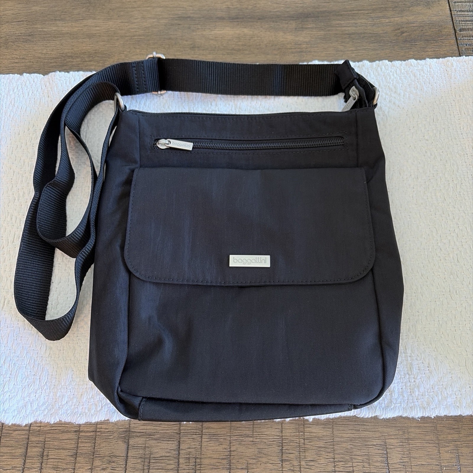 Baggallini Town Bagg Crossbody/Shoulder Bag Black. New without Tags