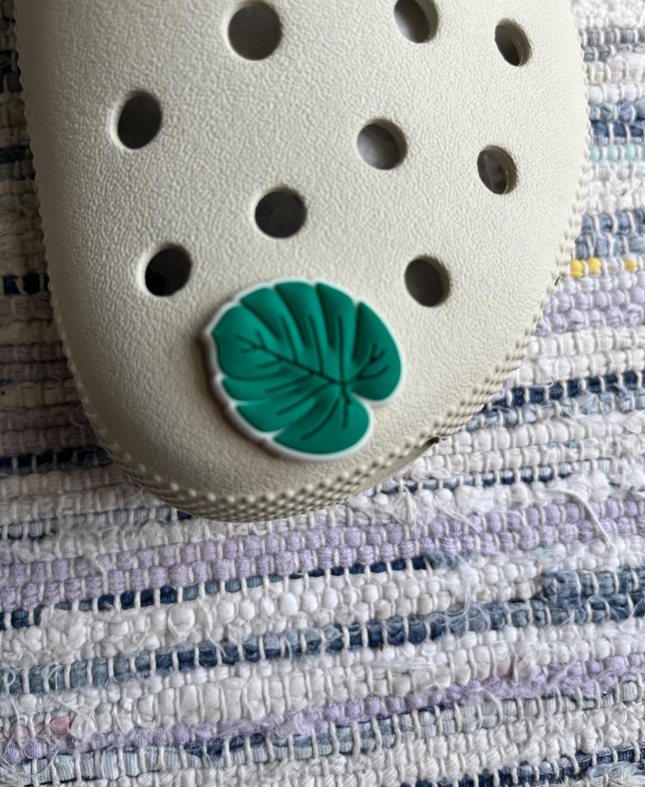 CROCS Clogs Slip on Cream w/Removable Charms: Butterfly, Leaf, Wave VGUC W9 M 7