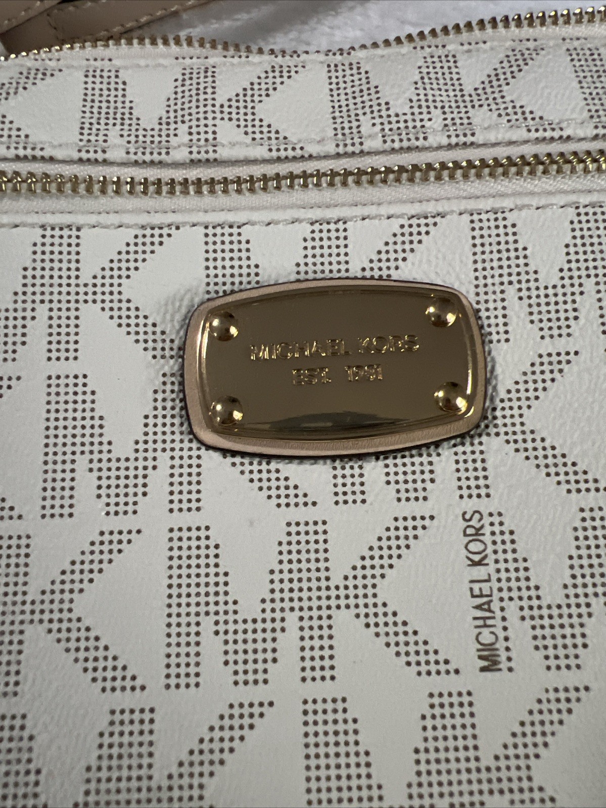 MICHAEL KORS JET SET MK LOGO TOP ZIP VANILLA WRISTLET PURSE