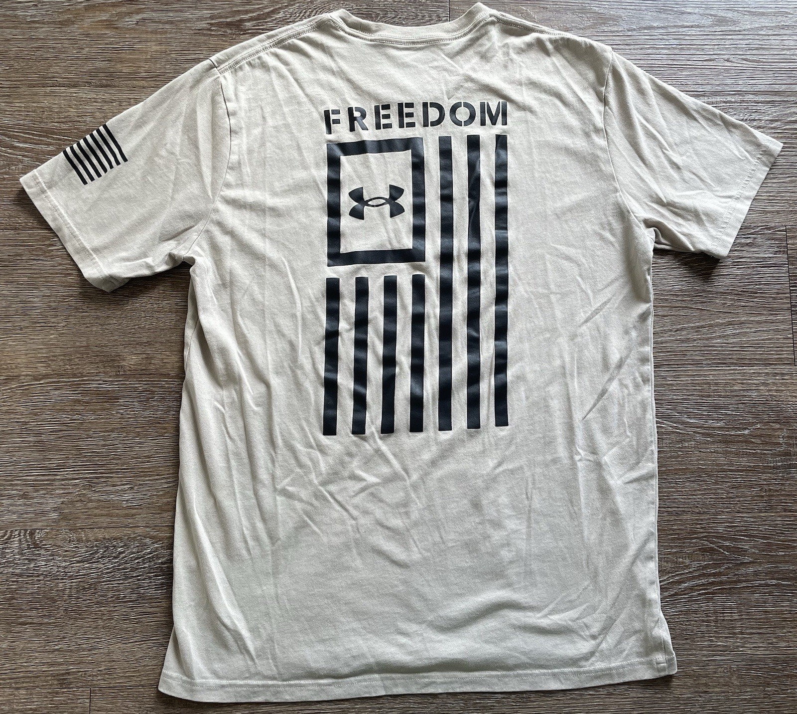 Under Armour UA Freedom Shirt Tan Desert Flag Logo Loose Medium HeatGear US Flag