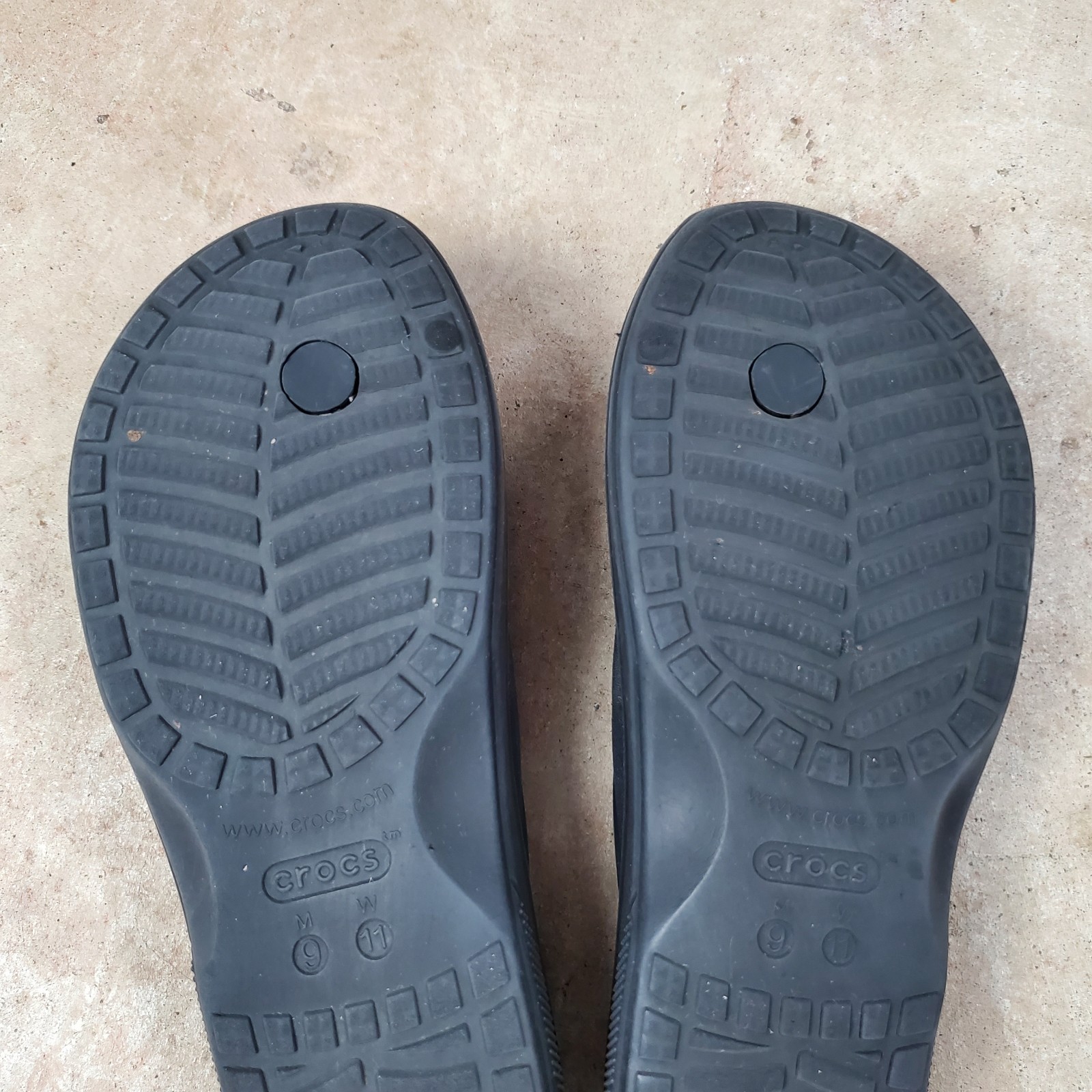 Crocs Baya II Flip Flops Men’s 9 Women’s 11 Black Sandals Slip On 208192