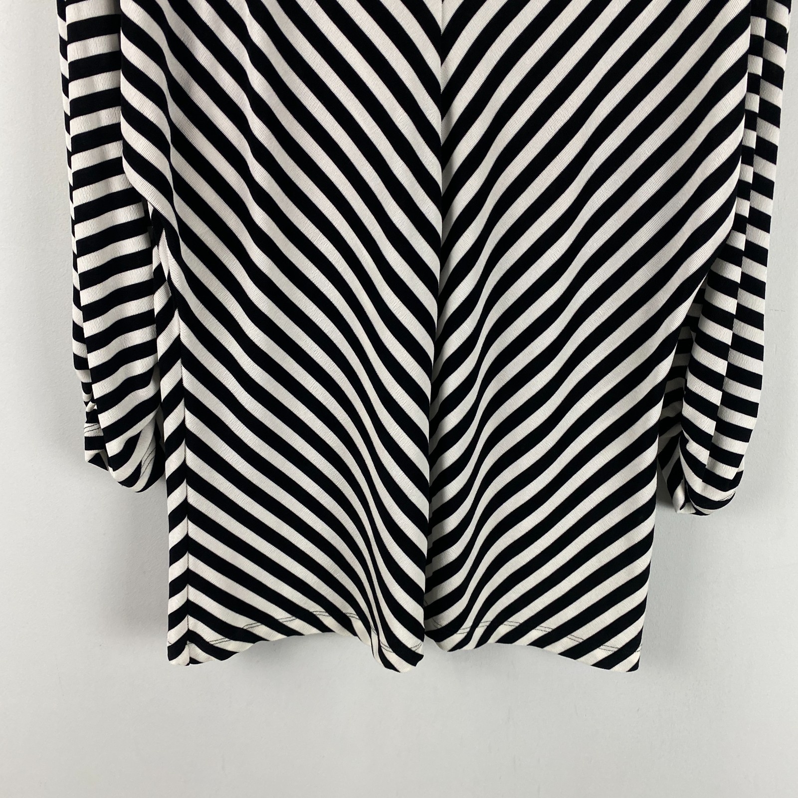 Chicos Travelers Blouse Size 2 US Large Black White Slinky Knit V Neck 3/4 Slv