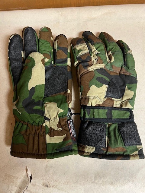 Thinsulate Brand, Thermal Insulation Gloves, Camo. Size Large.