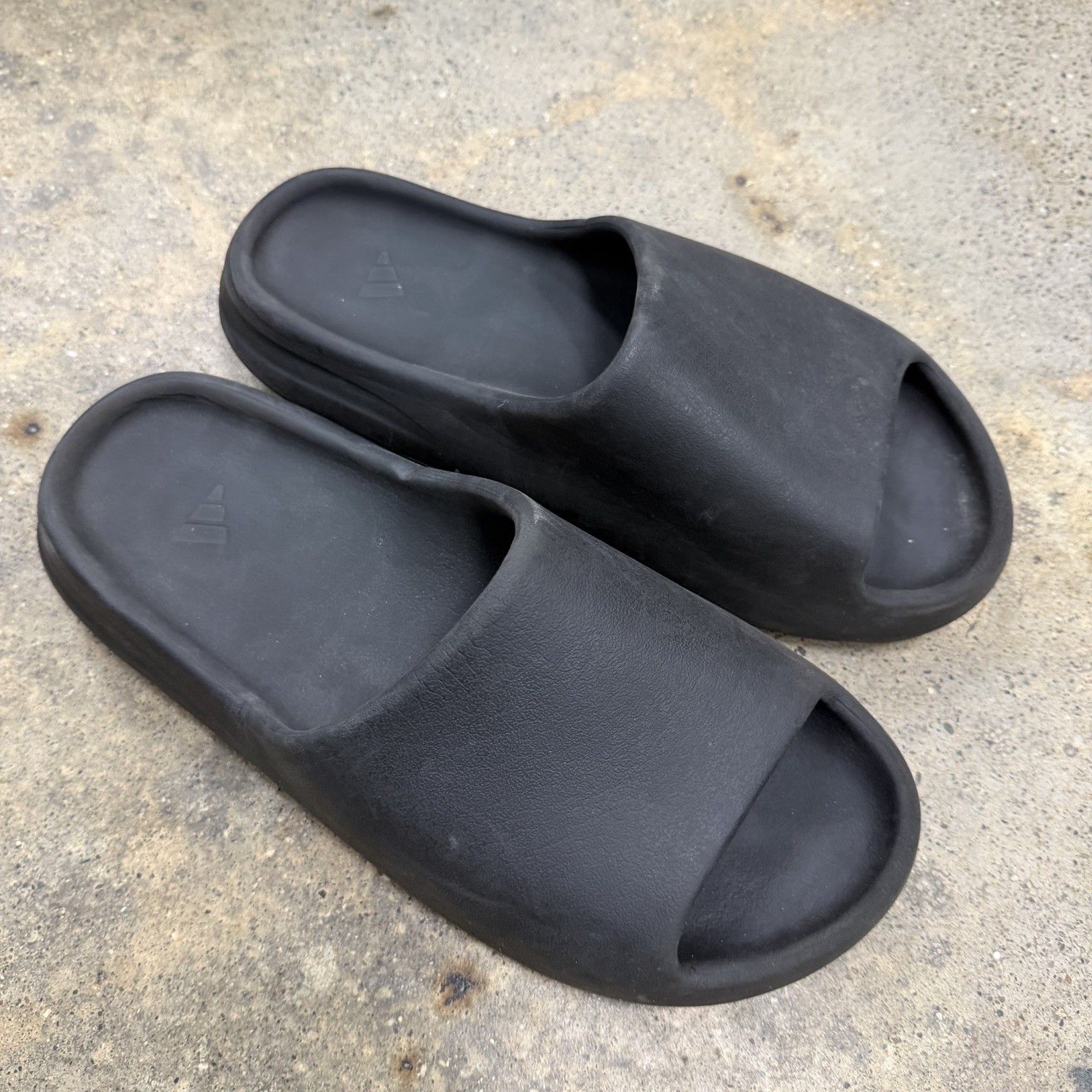 adidas Yeezy Slide ‘Onyx’ Men’s Size 11 *DISTRESSED*