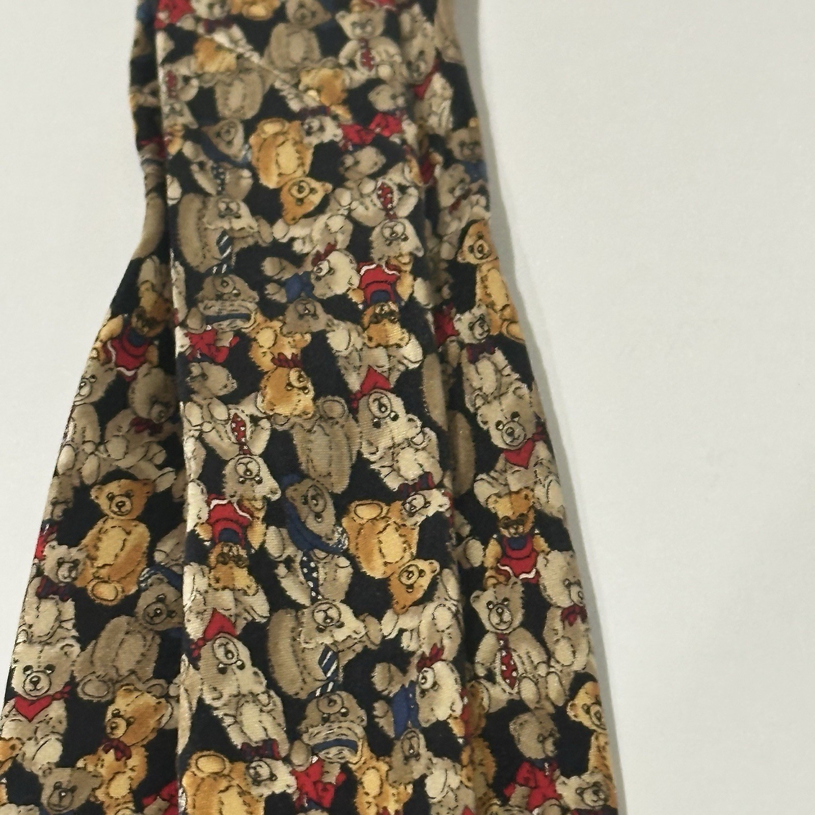 Museum Artifacts Tie Necktie Teddy Bear 100 Year Anniv. 2002 Approx. 59″ x 3.75″