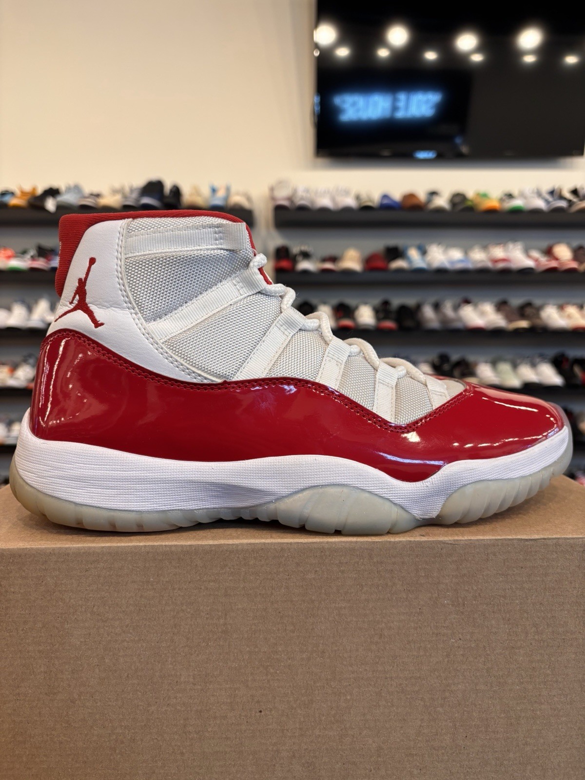 Jordan 11 Cherry Size 10.5 Pre-Owned CT8012-116 White Red