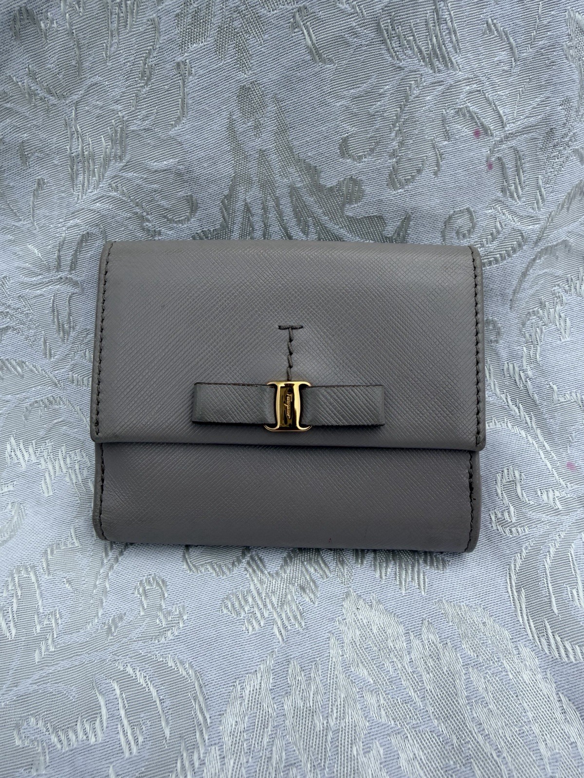 Salvatore Ferragamo Vara Bow Compact Wallet – Gray Leather