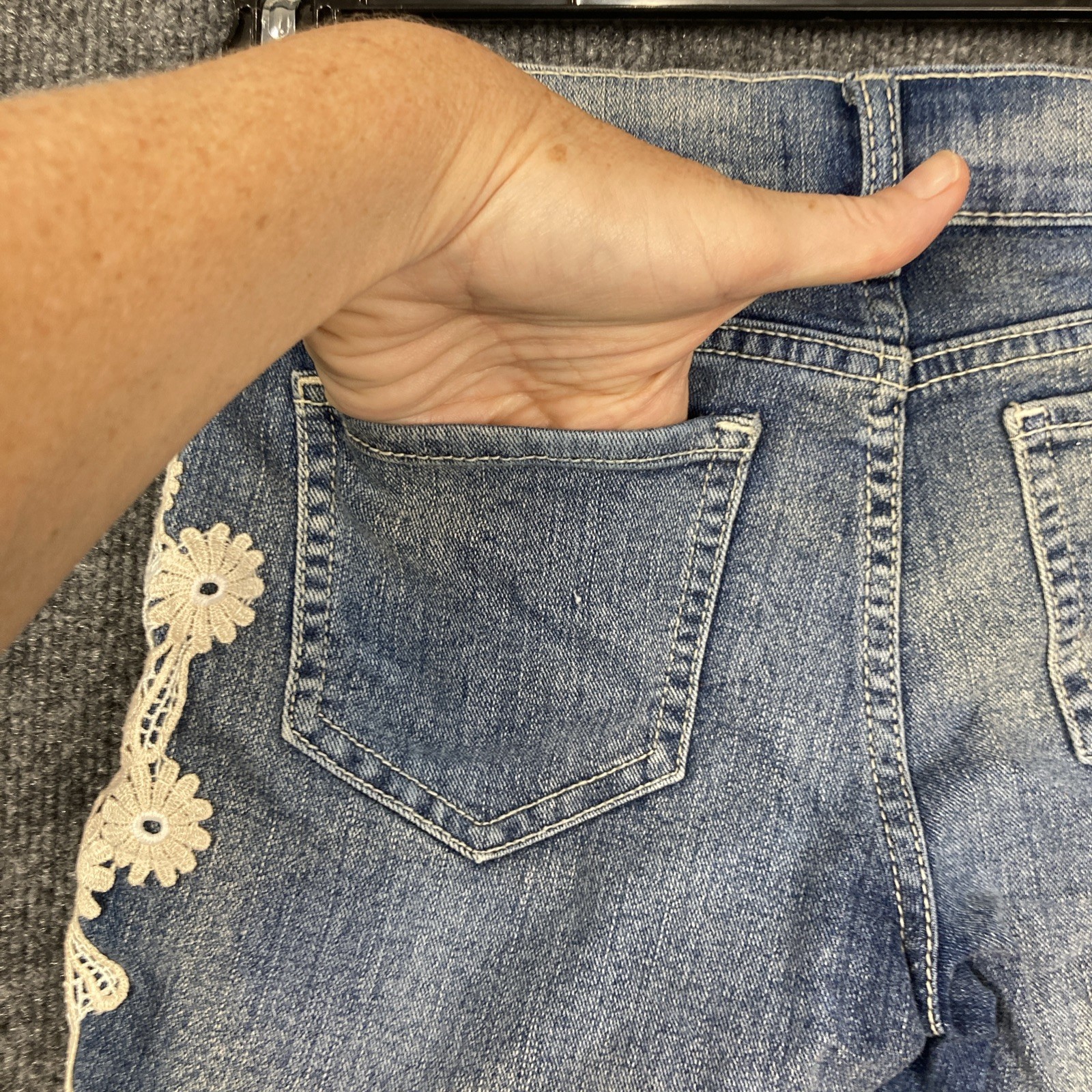 Jordache Girls Size 8 Medium Wash White Ivory Flowers 4″ Inseam Jean Shorts EUC