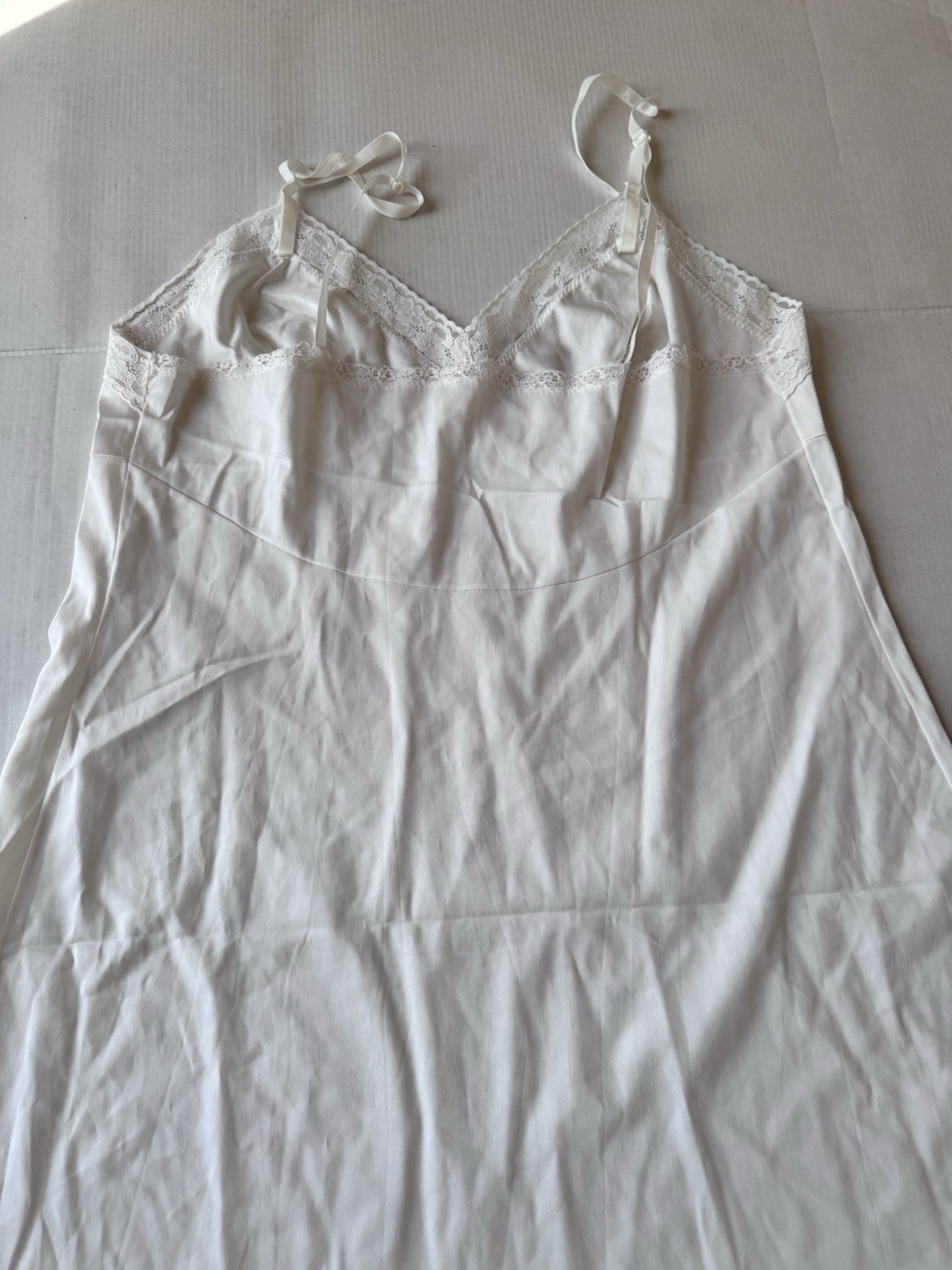 VANITY FAIR Ivory Nylon Slip Size 40 Lace Trim Vintage